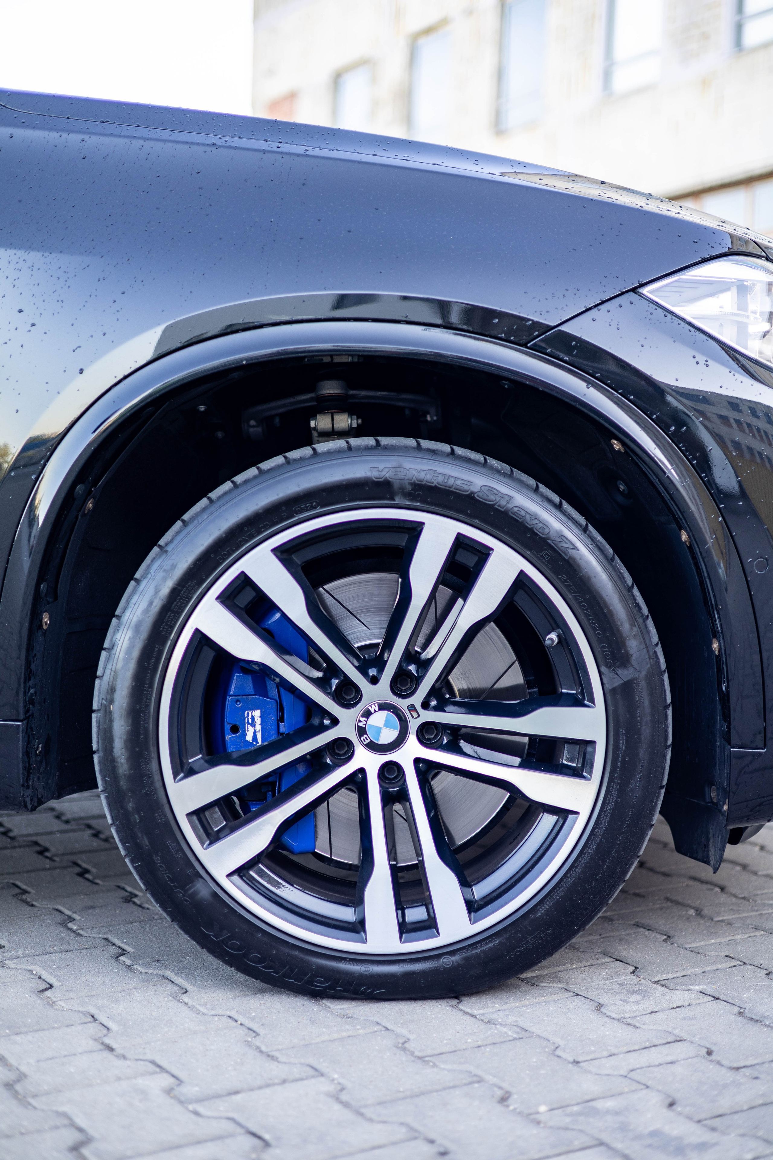 Профессиональная фотосессия автомобиля для продажи, съемка на улице