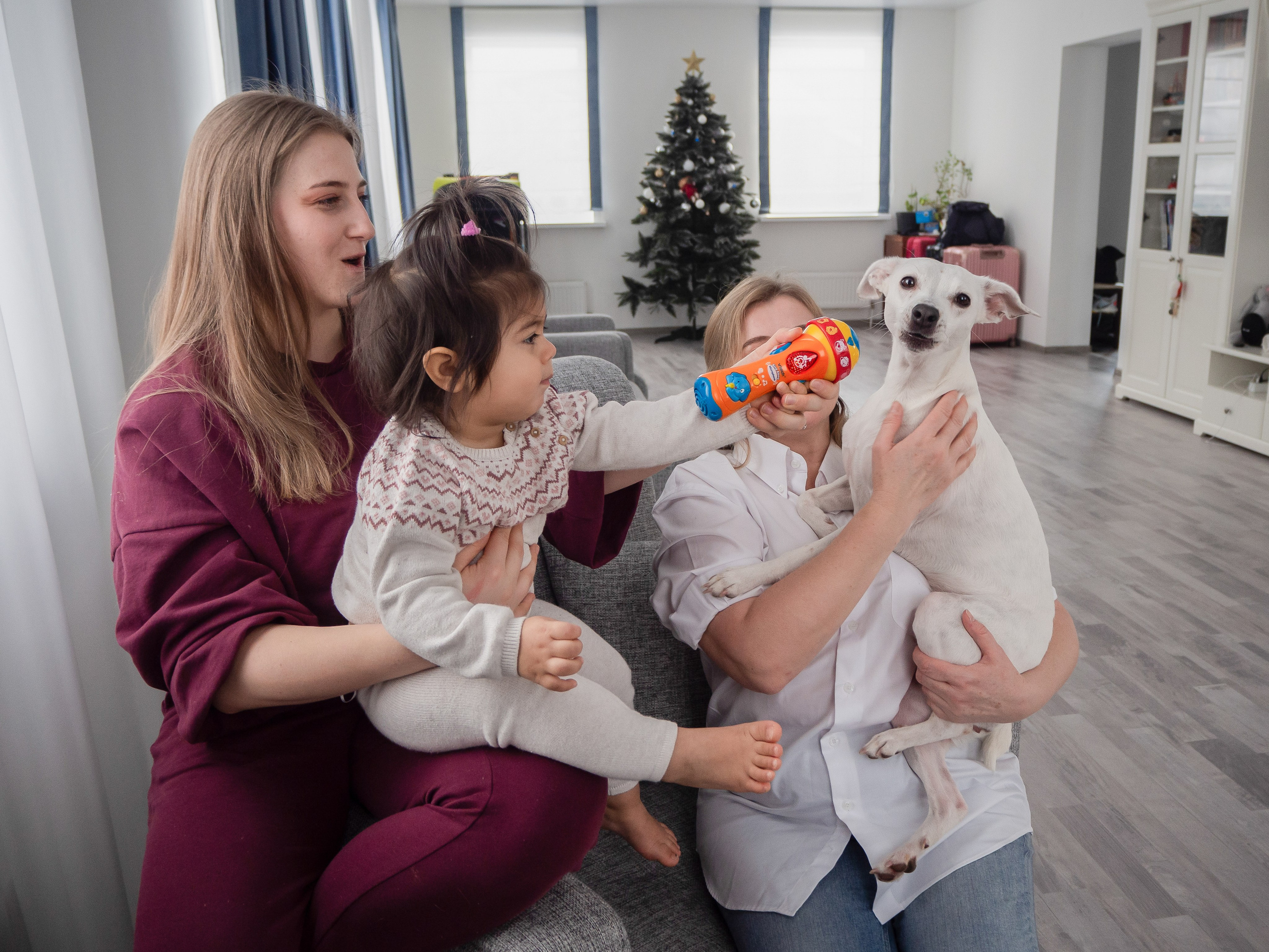 Lida & her family. Photographer in Los Angeles. Julia Ishmuratova