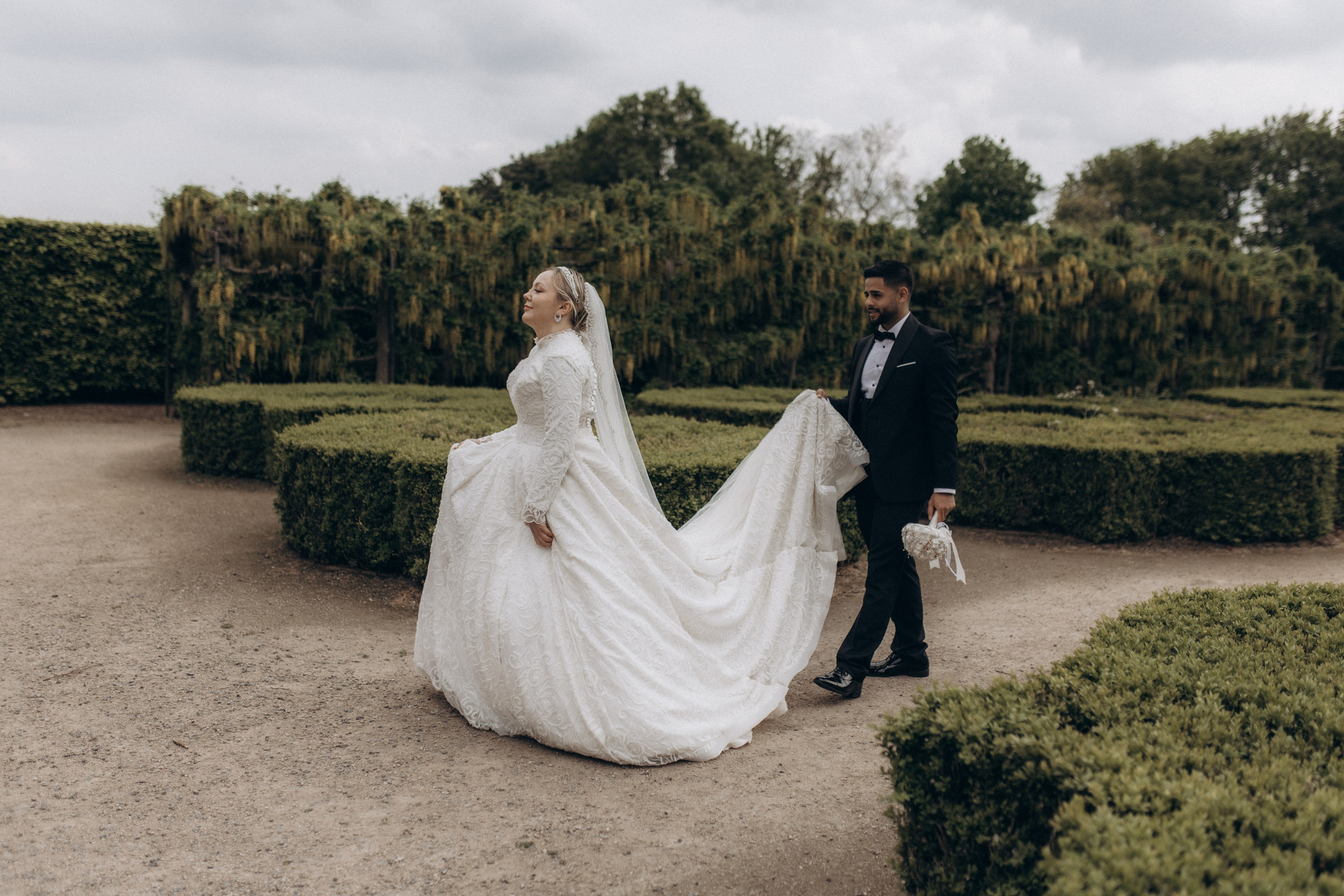 Love in the Garden. Wedding and Portrait Photographer Evie Moon