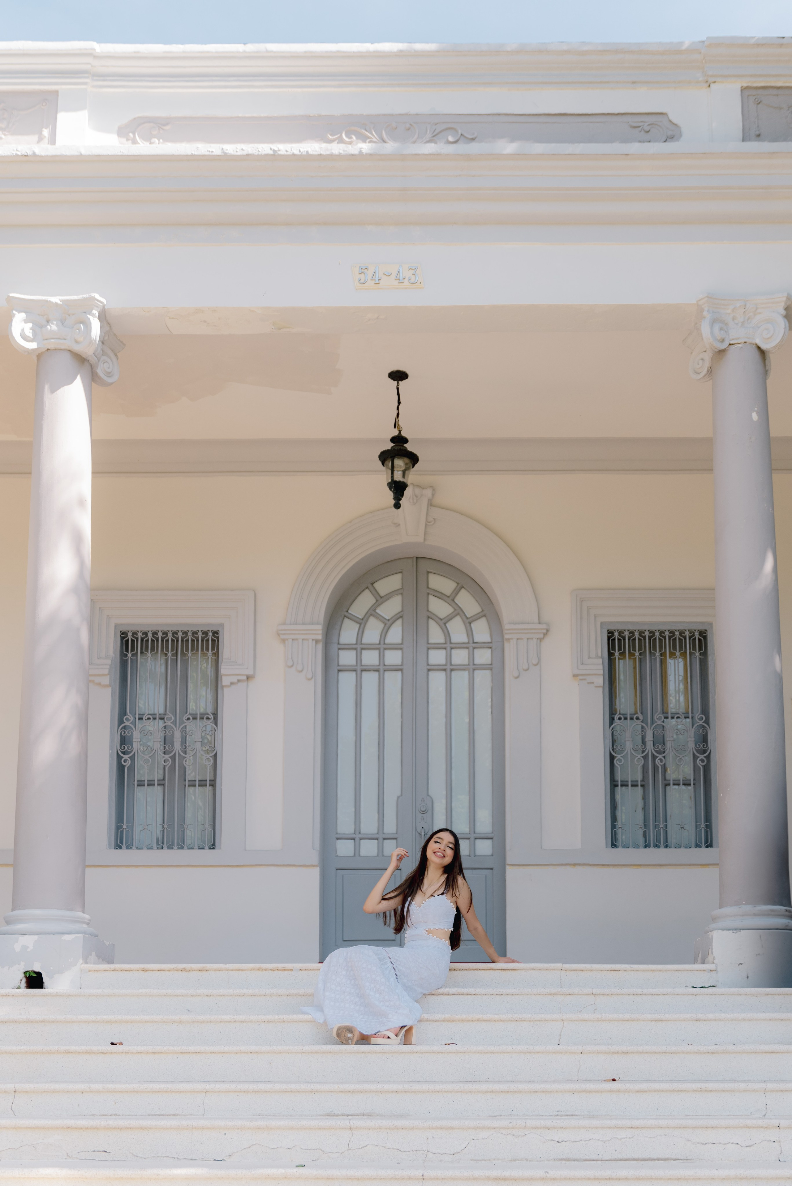 Sesión fotográfica quinceañera en locación arquitectura clásica blanca profesional BanderArt