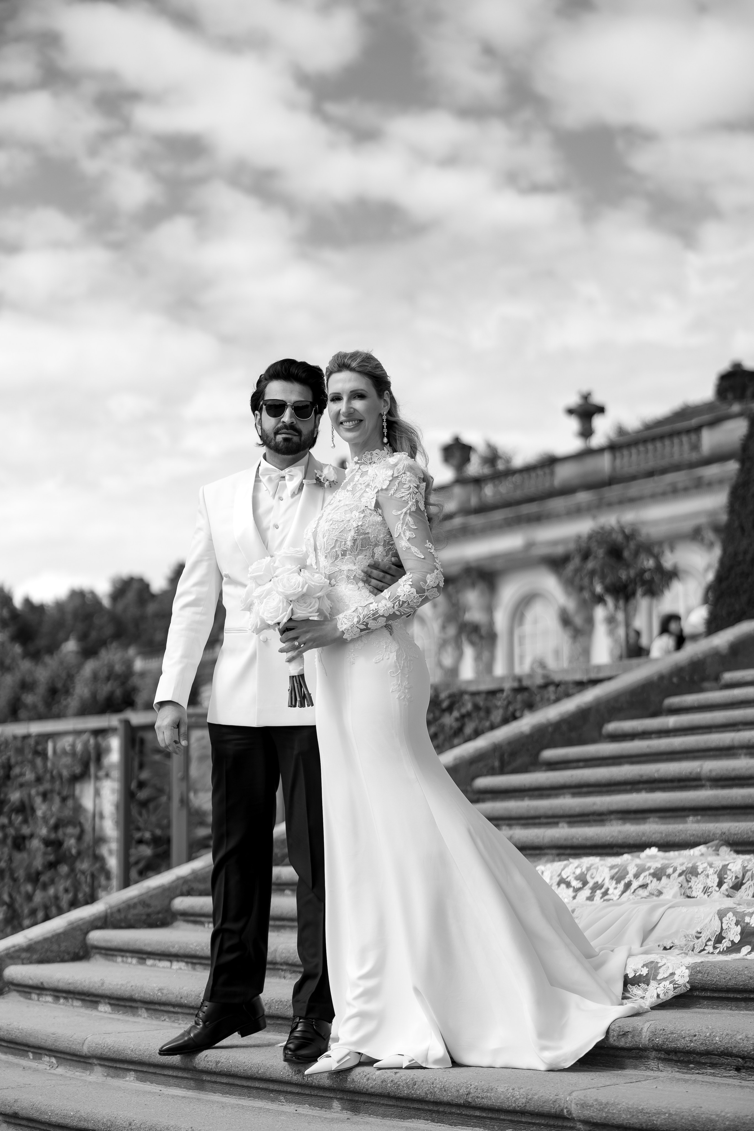 Brautpaar auf der Treppe vor Schloss Sanssouci – Schwarz-Weiß-Hochzeitsfoto im Park Sanssouci