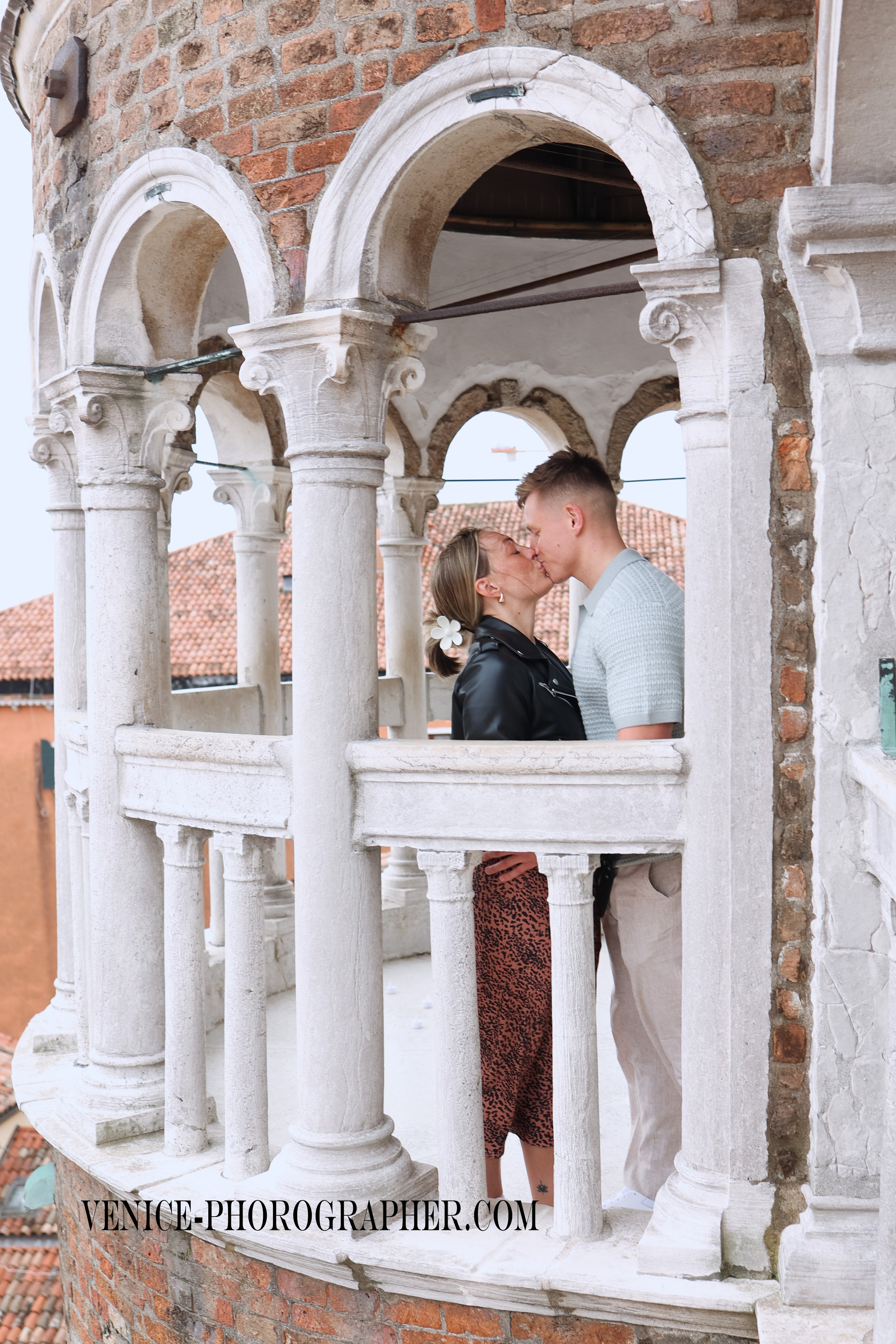Wedding proposal at Scala Contarini del Bovolo. Photographer in Venice, Viktoria Antonova