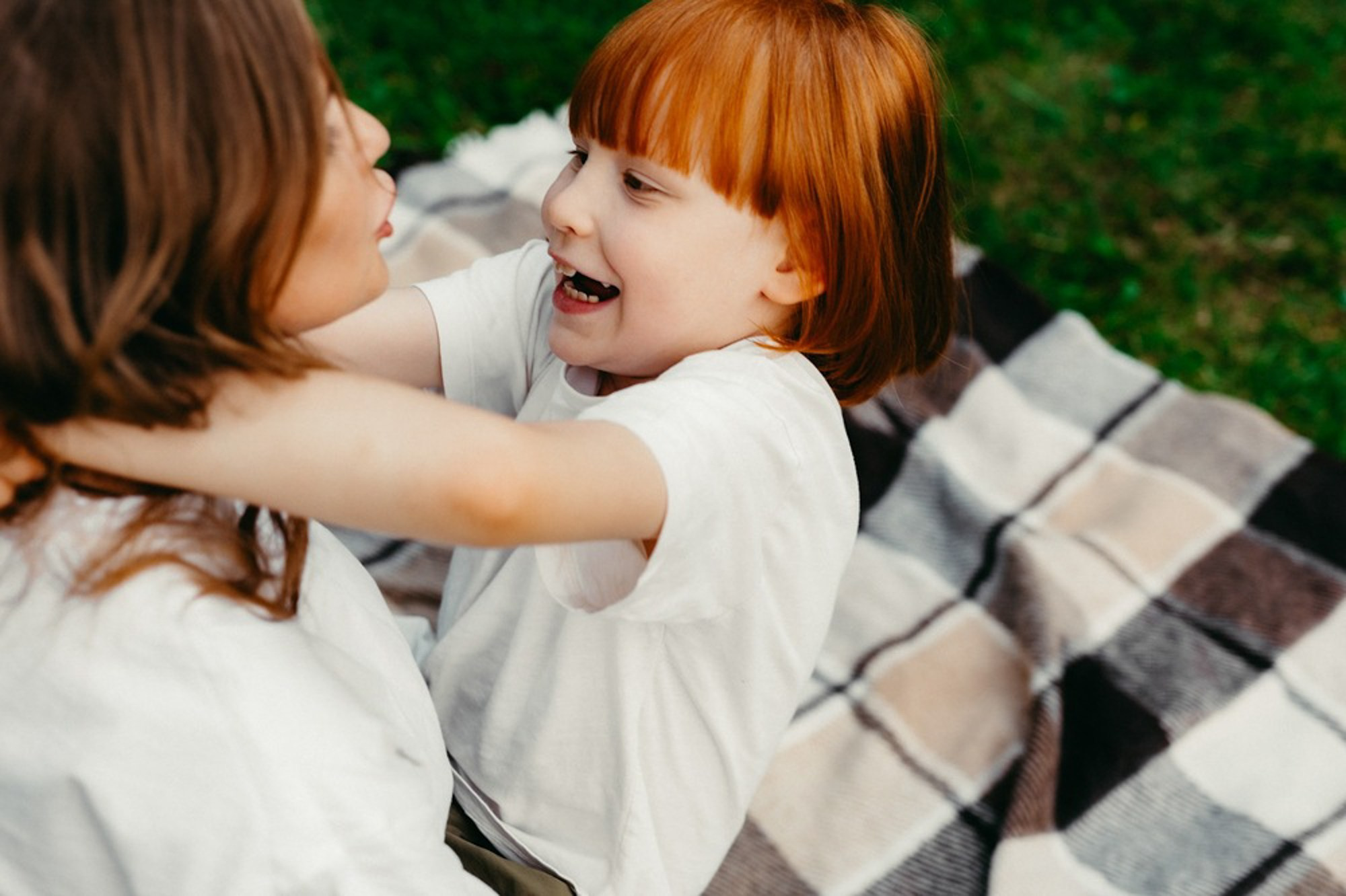 Сімейна фотосесія на вулиці літом. Photokostin.com