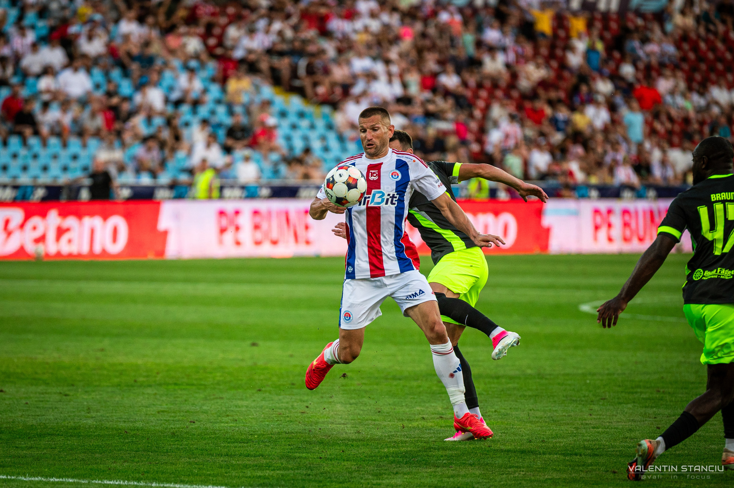 Otelul Galati — CFR Cluj. Fotograf de Sport, Portret, Produs, Corporate, Cultural și Evenimente în Galați | Valentin Stanciu