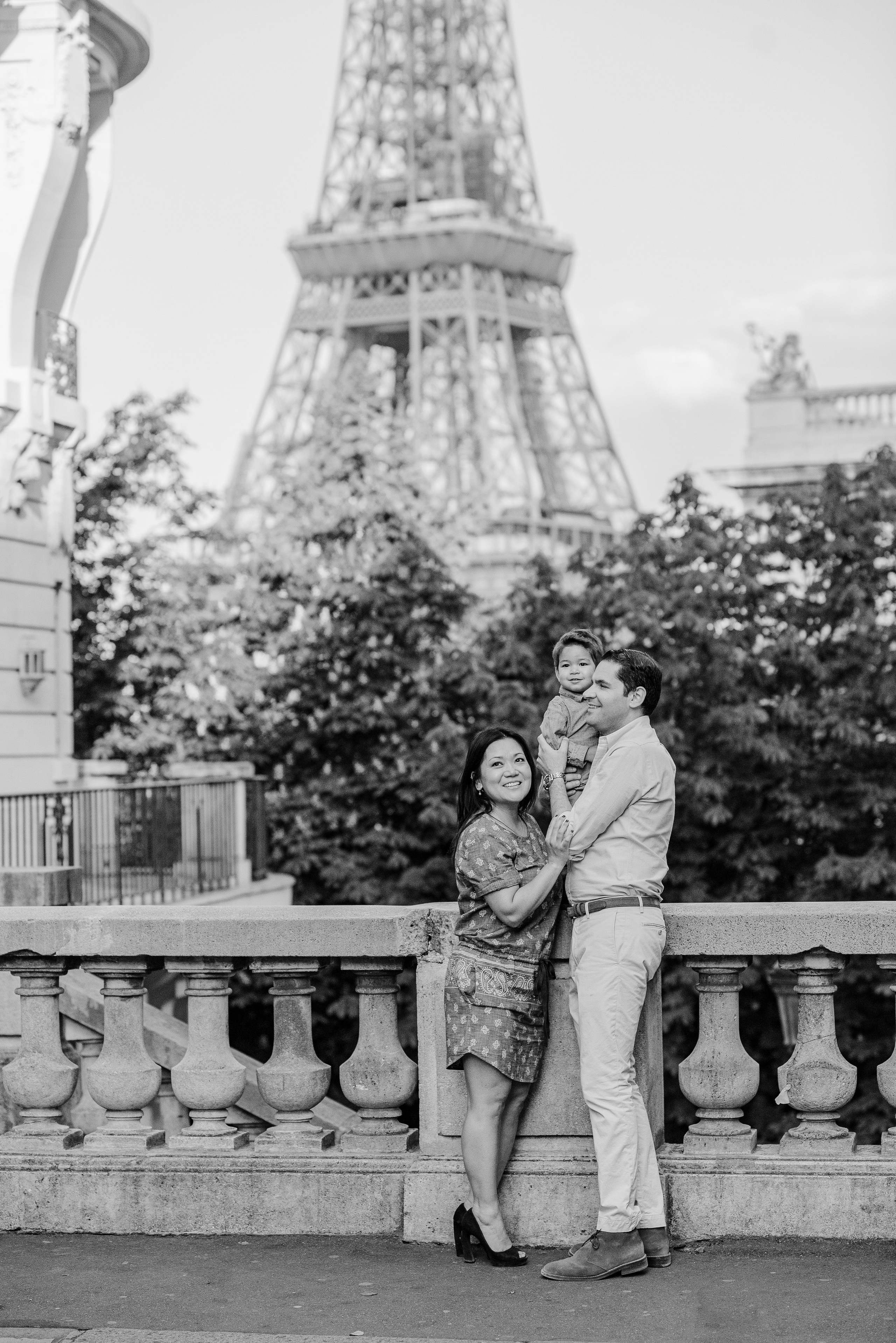 Chic family portraits in Palais Royal and Louvre area. Ksenia Marchand/ Lifestyle photographer in Paris