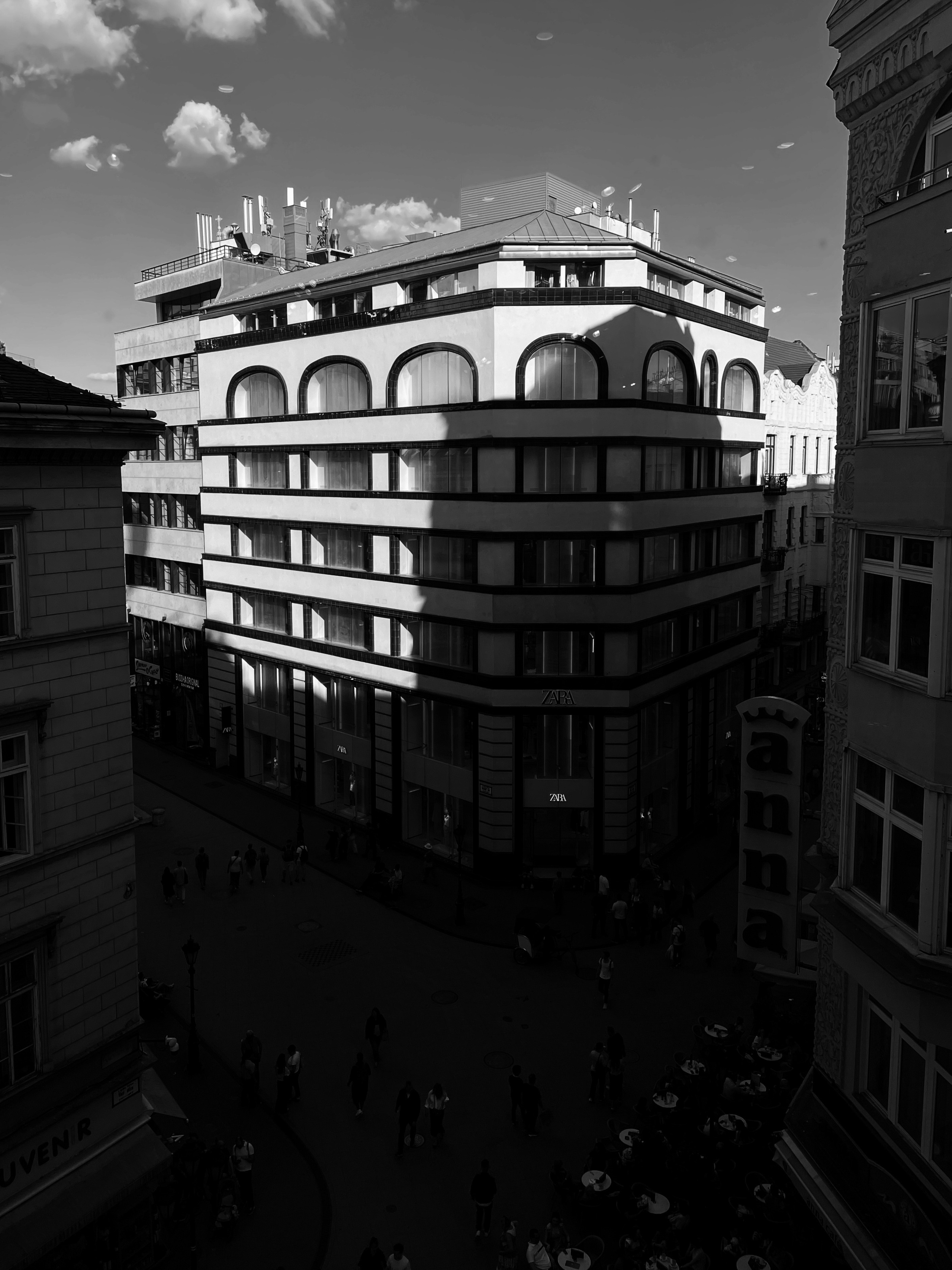 Zara. Budapest 2026. IPHONE 12 PRO
