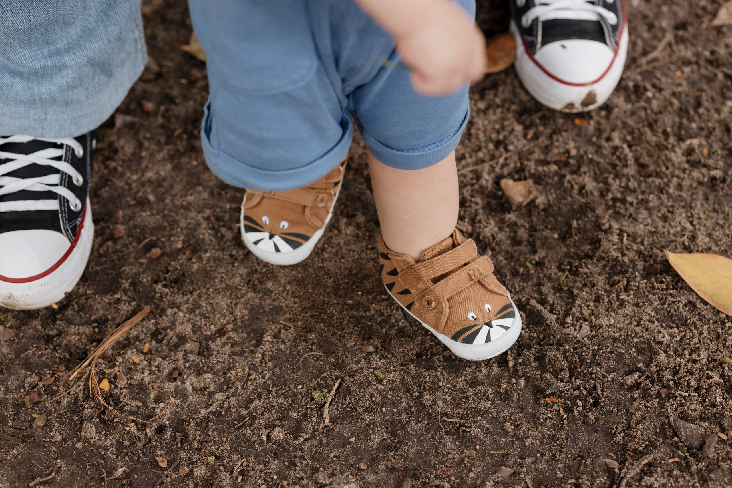 detalhe de pezinhos caminhando, ensaiando os primeiros passos com sapato