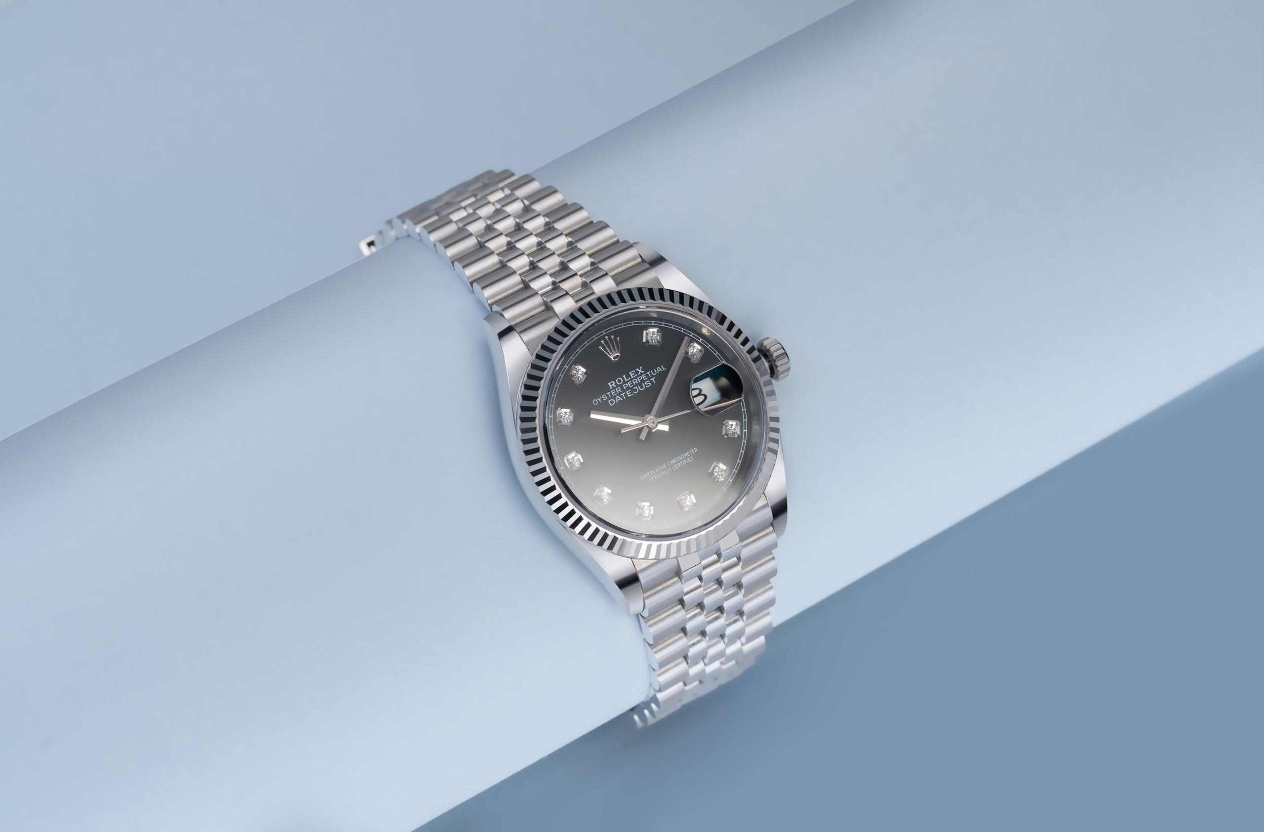 Fotografia produktowa srebrnego zegarka z diamentami, wykonana w Focusiv Studio. Profesjonalne zdjęcia biżuterii i produktów jubilerskich – Gorzów Wielkopolski, Poznań, Wrocław, Szczecin, Zielona Góra.