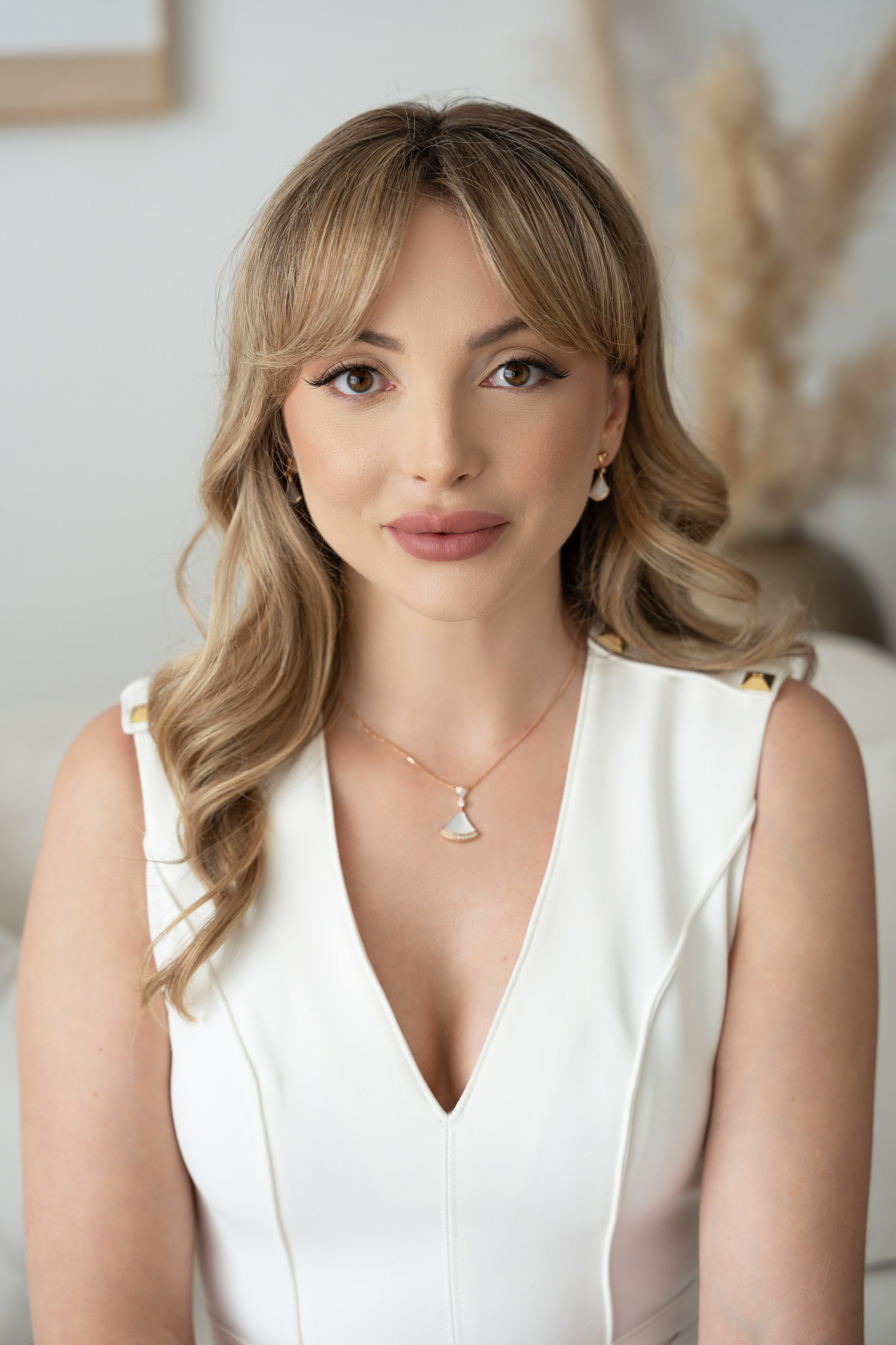 BUSINESS PORTRAIT. Photo and video production. Editing & retouching services. Training