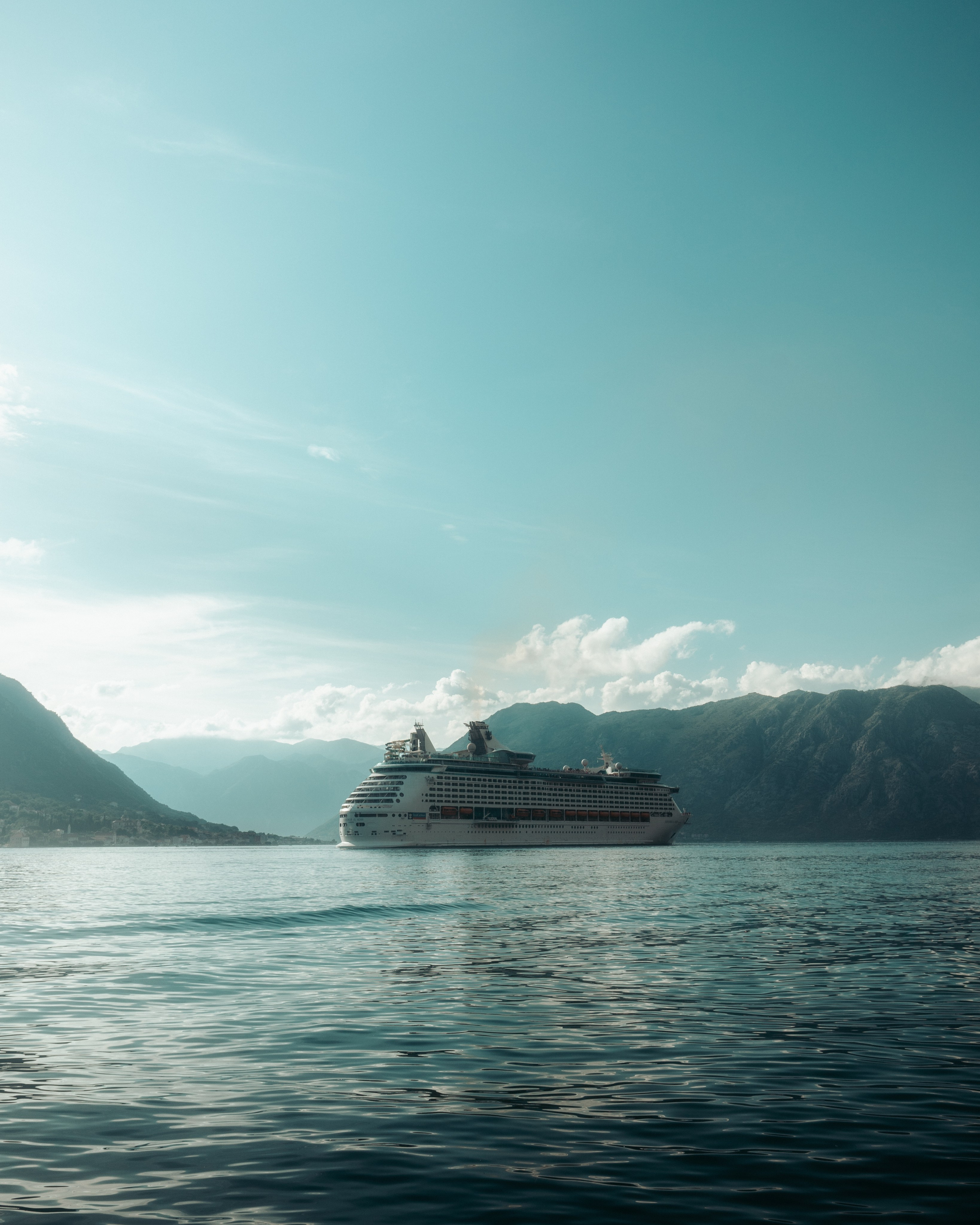 Roaming. Mike Avelli