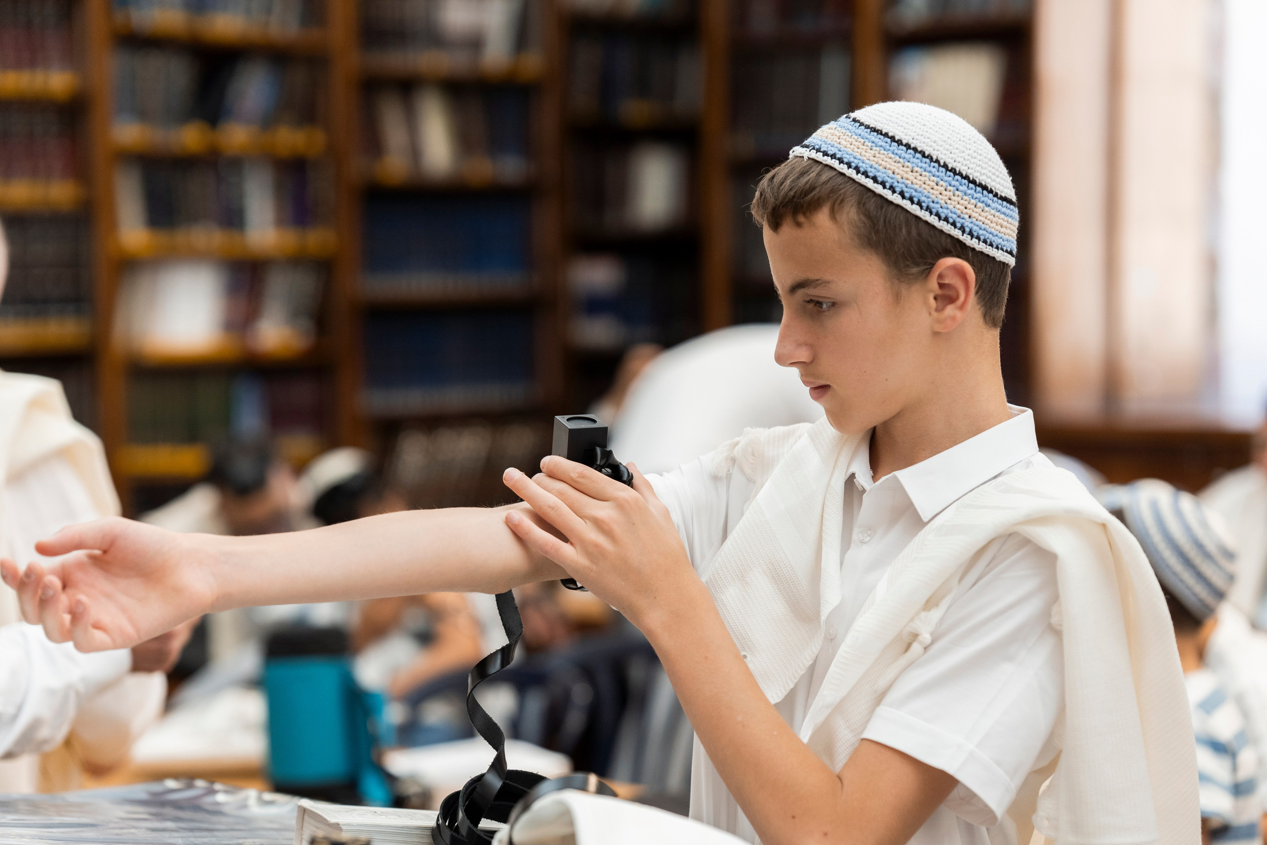 הנחת התפילין רפאל לוי. יוסף מזרחי צילום חתונה, ברית וזוגיות. צלם מקצועי שאוהב להוציא אתכם הכי יפים ברגעים הכי מרגשים