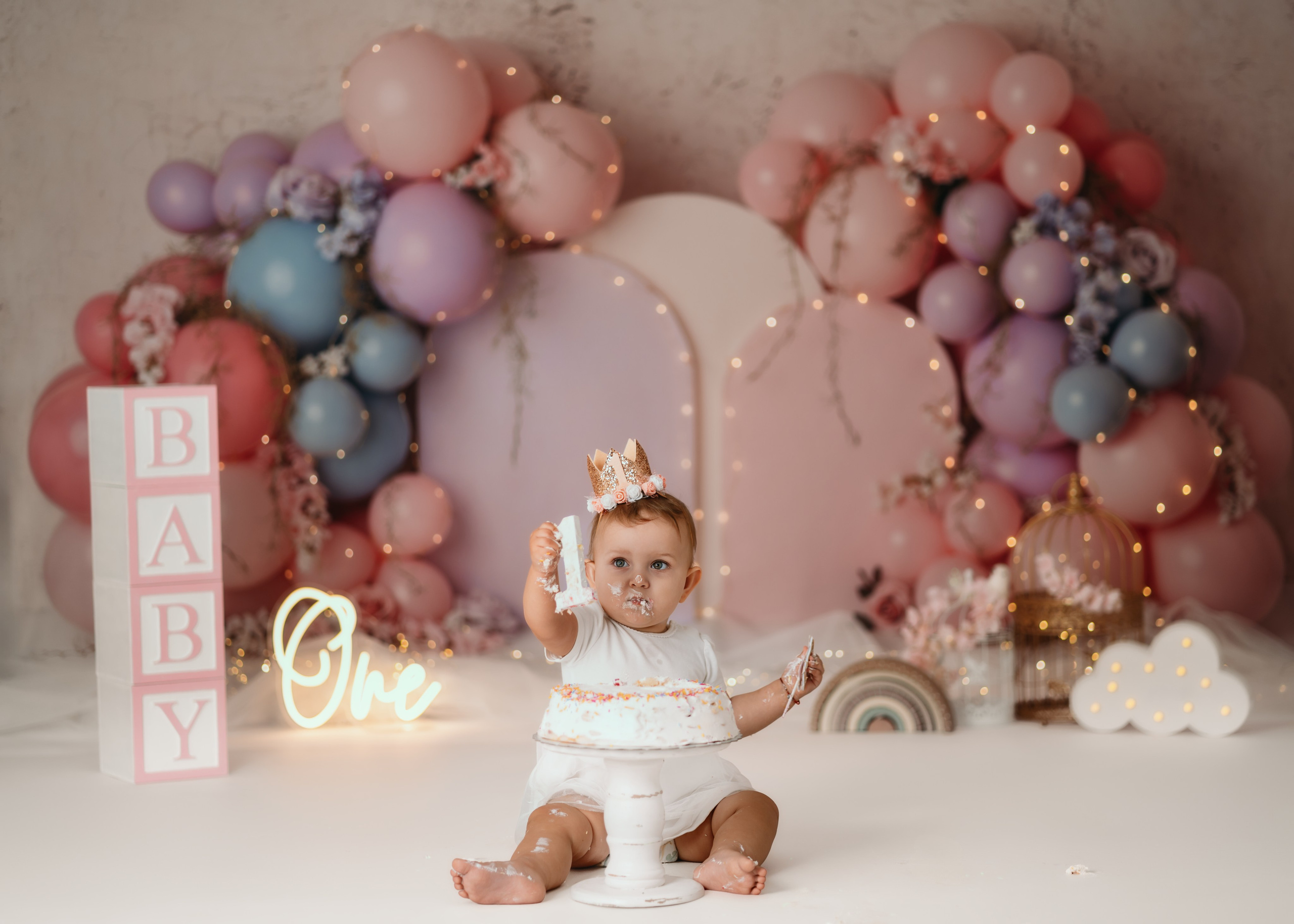 beba sa patelno roze balonima