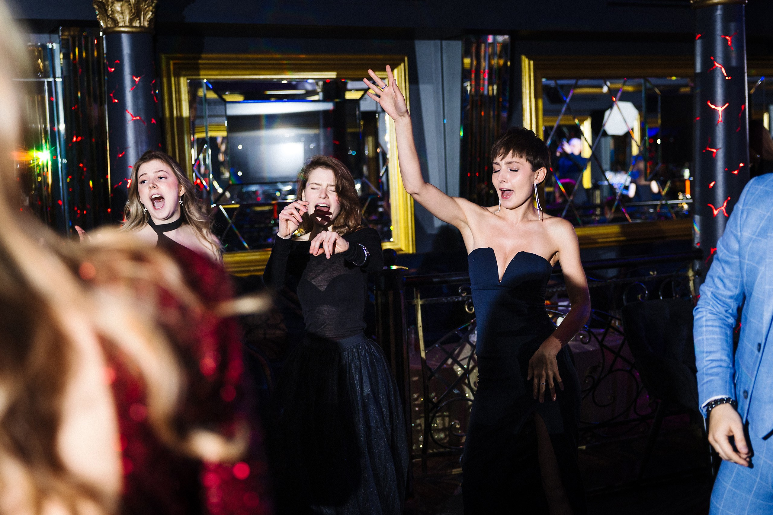 Новогодняя фотосессия в стиле «Оскар» для компаний — свет софитов и звёздные кадры. Евгений Тимофеев | Свадебный и контент-фотограф и видеограф в Риге