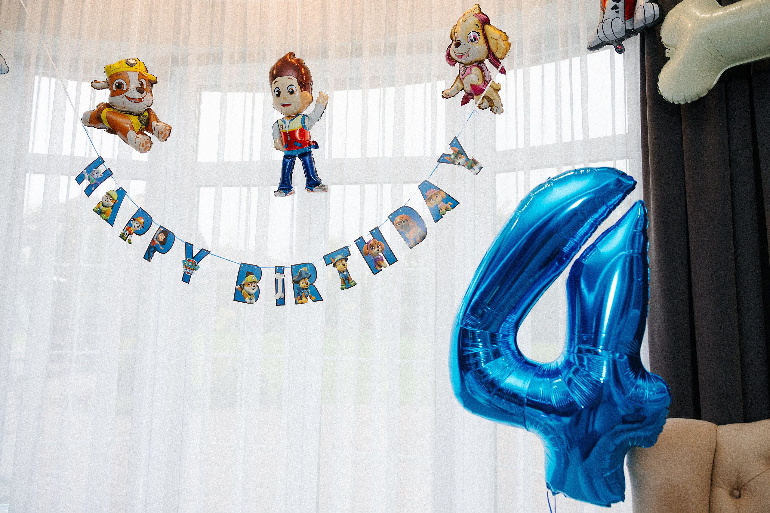 Фотосъёмка детского дня рождения с аниматором и фольгированной дискотекой в Риге. Евгений Тимофеев | Свадебный и контент-фотограф и видеограф в Риге