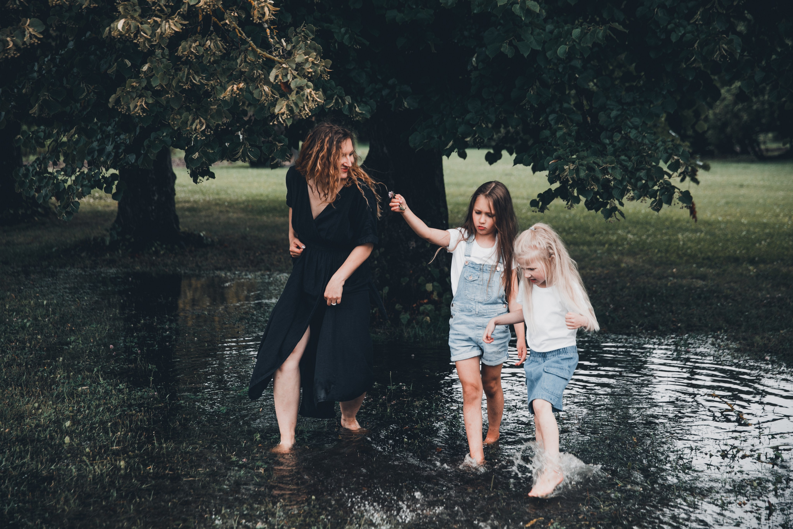 Happy rain. Sandra Garanca Portrait and event photographer