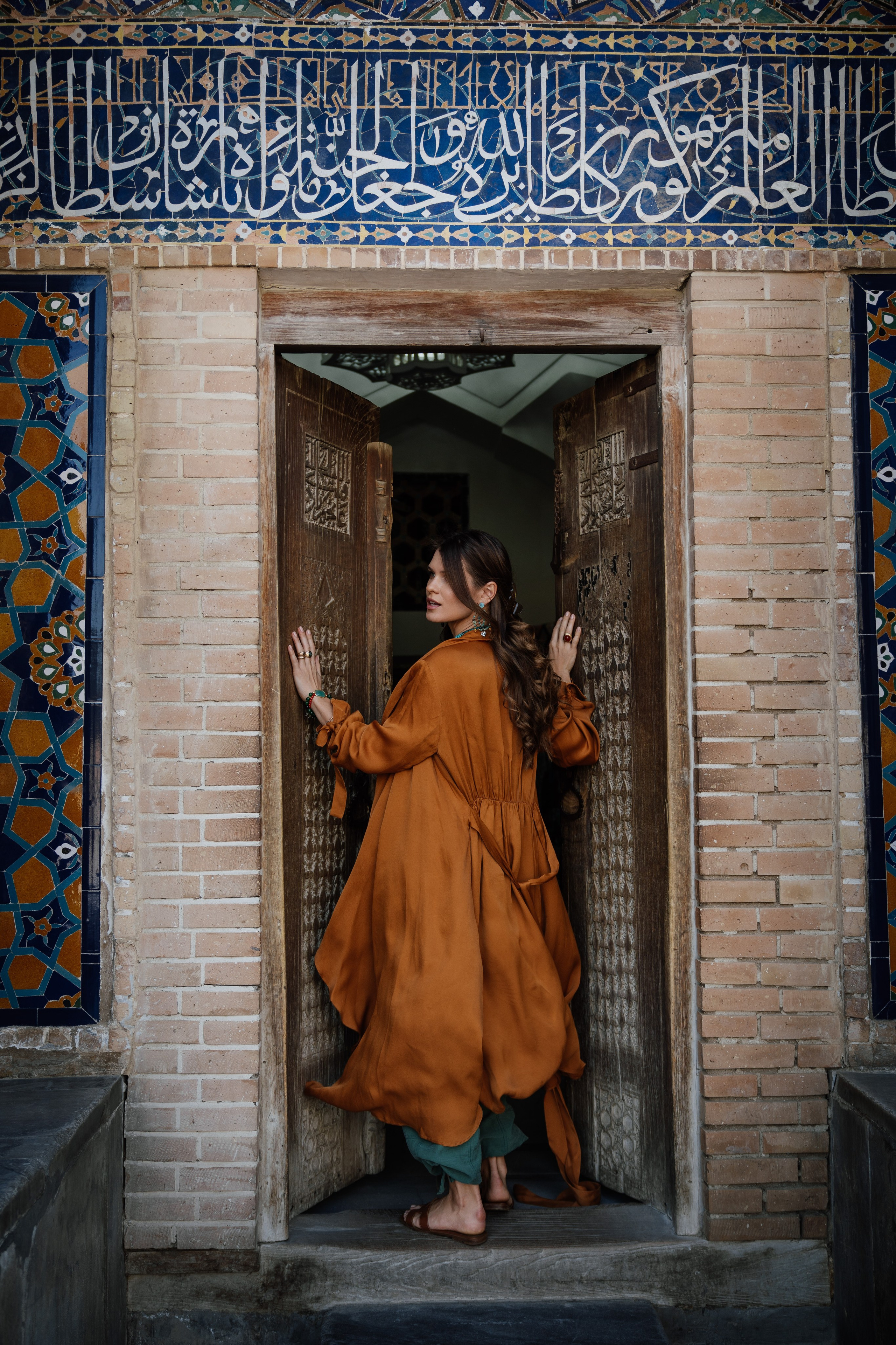 Профессиональная фотосъёмка в Самарканде, девушка в национальном платье среди восточной архитектуры