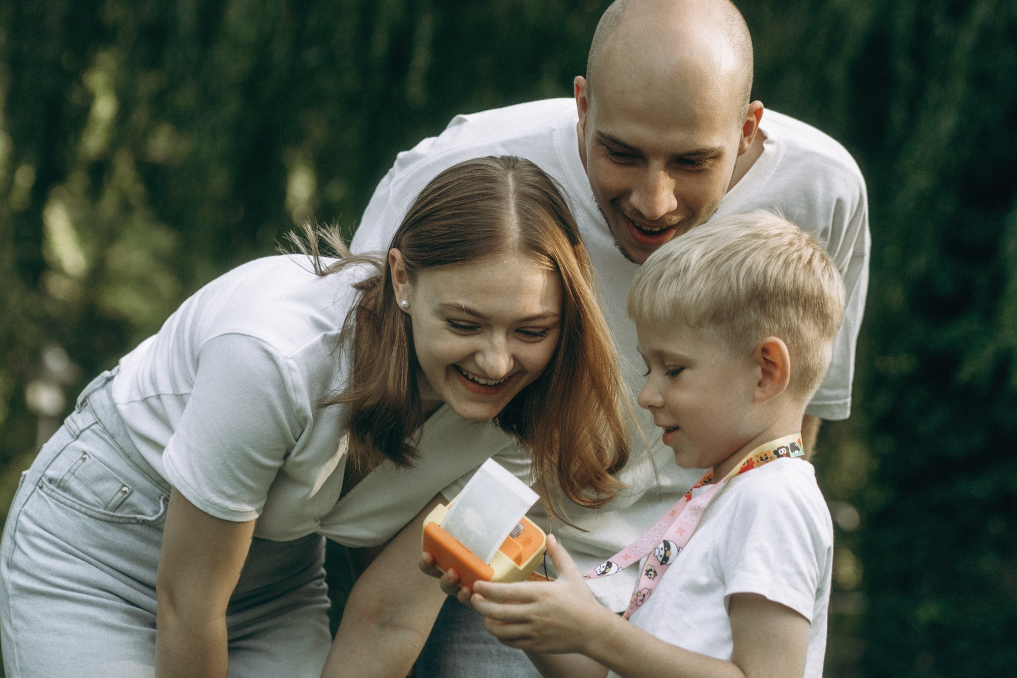 Семья обнимается на природе — семейная фотосессия в Дрездене
