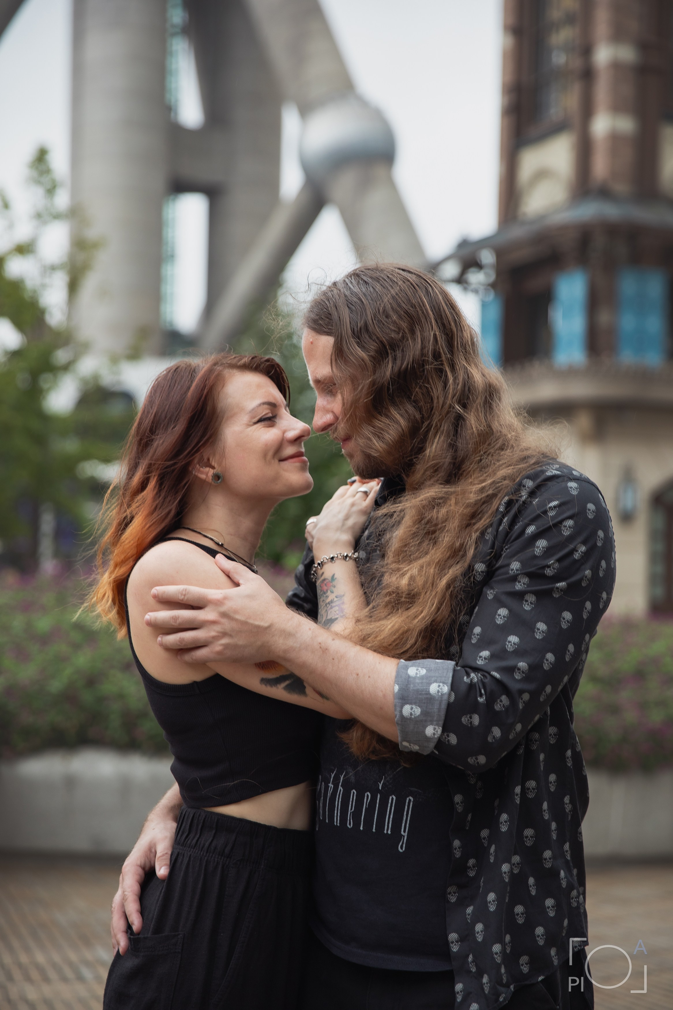 Влюбленная пара в Шанхае у основания телебашни