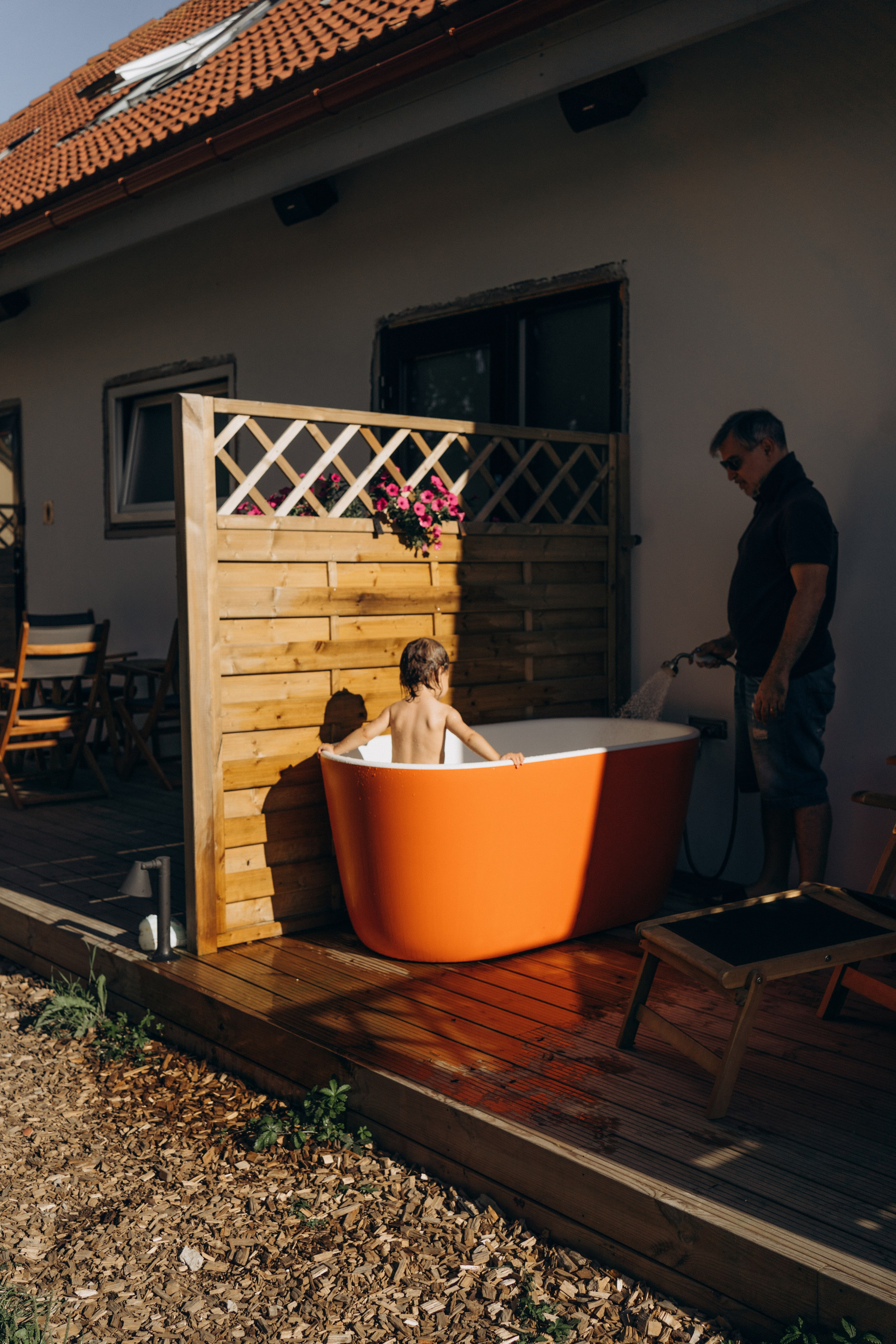 Spakly splashes. Family photographer in Helsinki, Victoria Guadagno