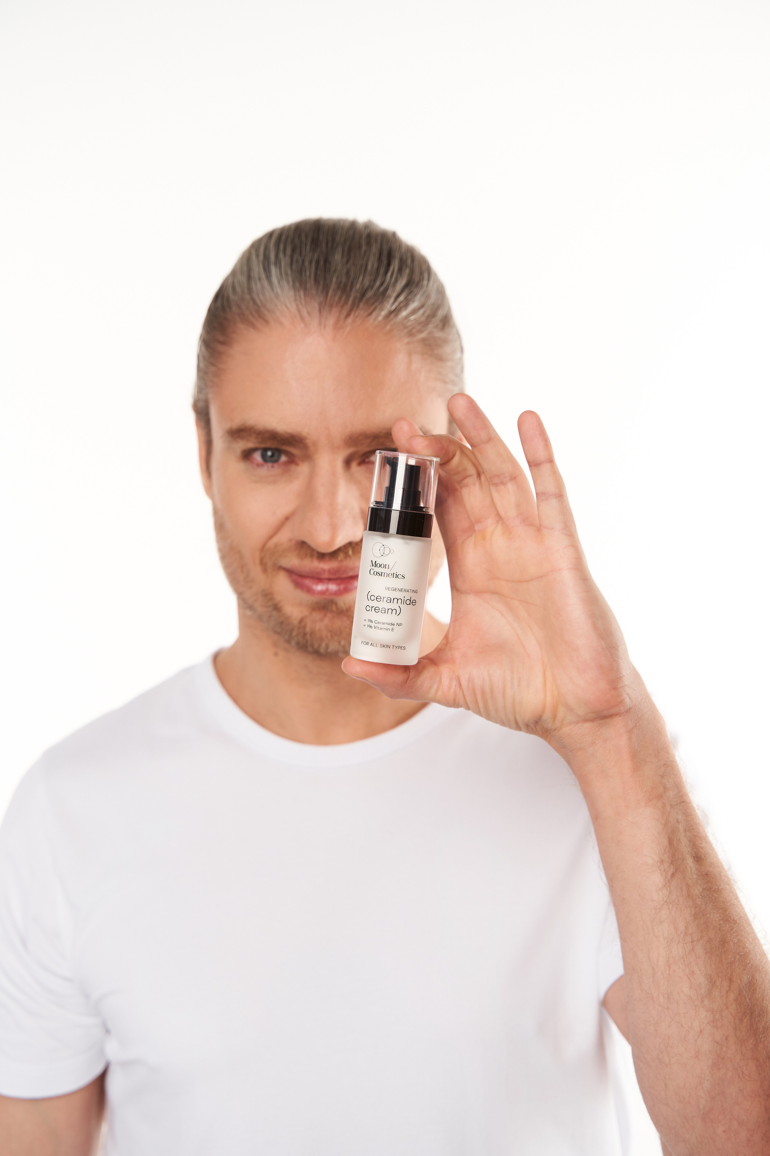 Moon Cosmetics kosmetikos fotosesija studijoje. Fotografas Jevgenijus Misevič — misevicphoto.com