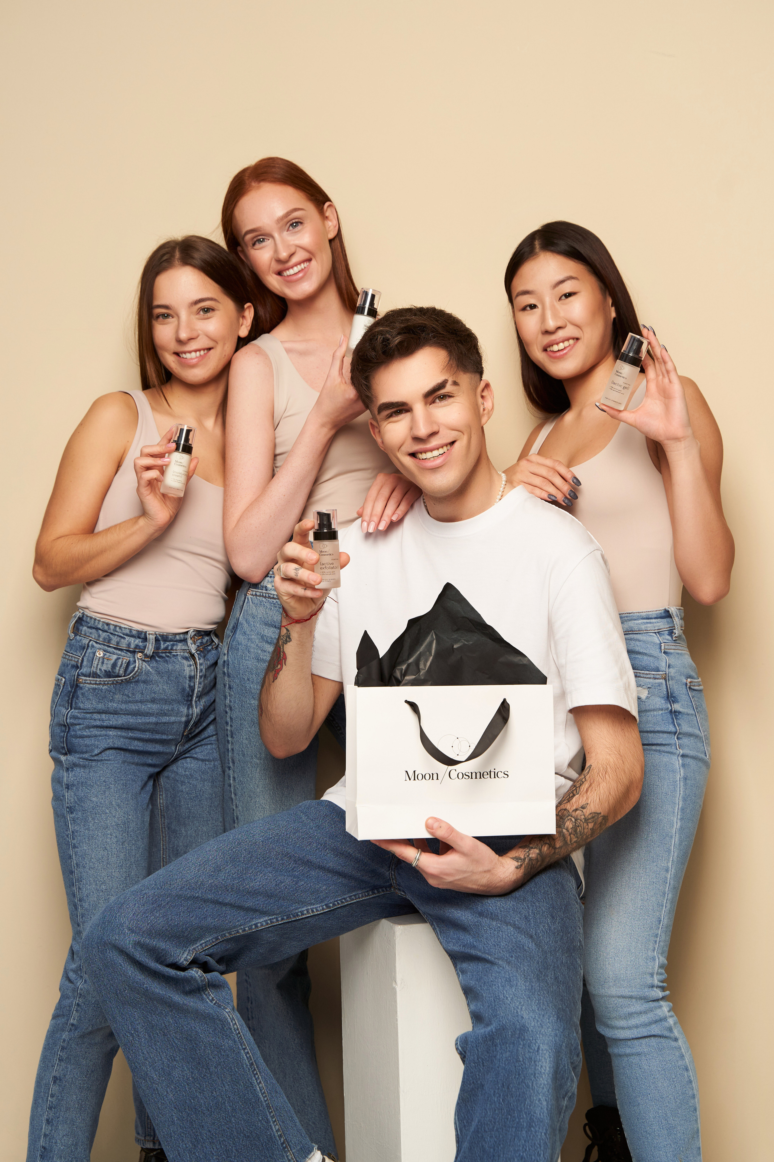 Moon Cosmetics kosmetikos fotosesija studijoje. Fotografas Jevgenijus Misevič — misevicphoto.com