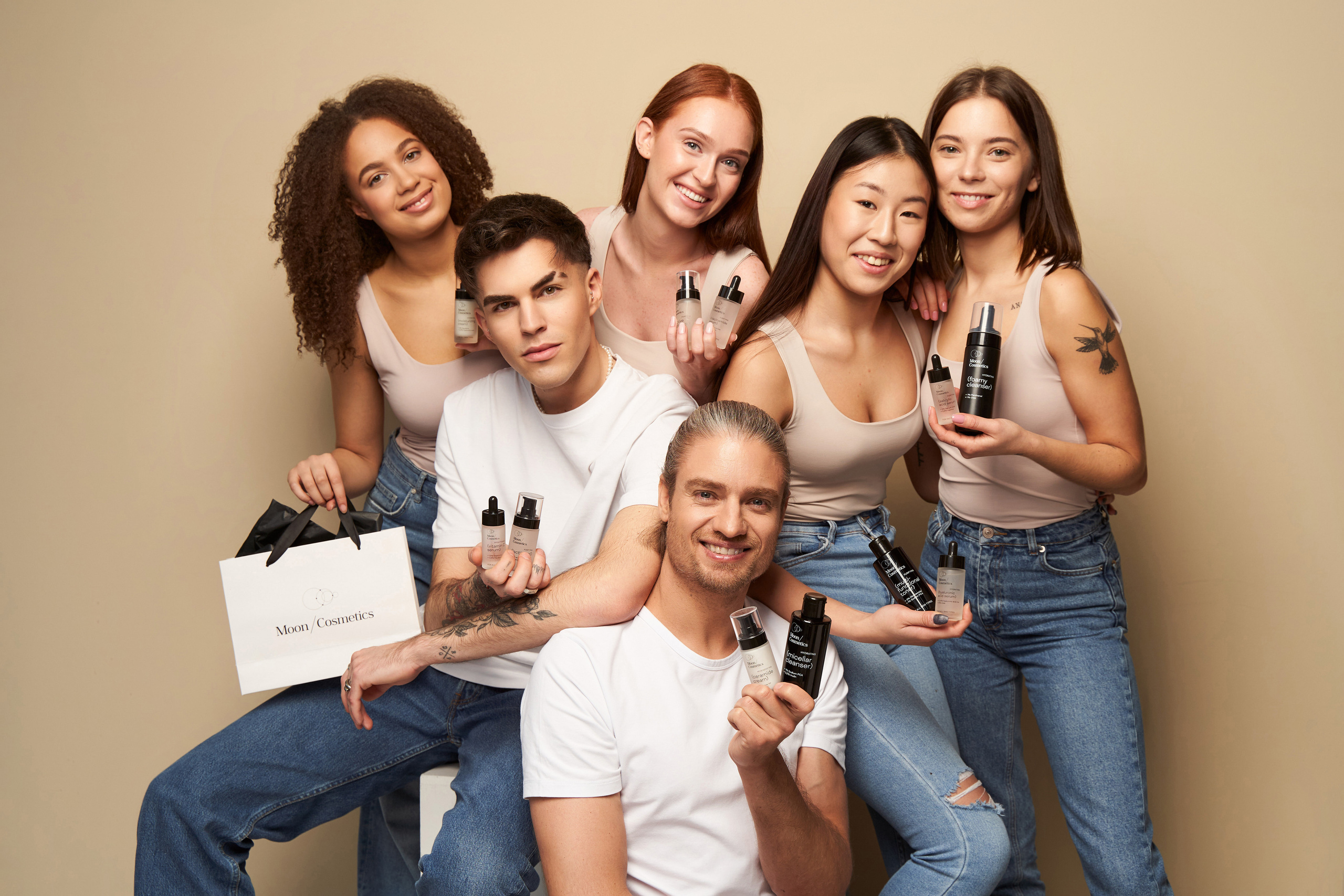 Moon Cosmetics kosmetikos fotosesija studijoje. Fotografas Jevgenijus Misevič — misevicphoto.com