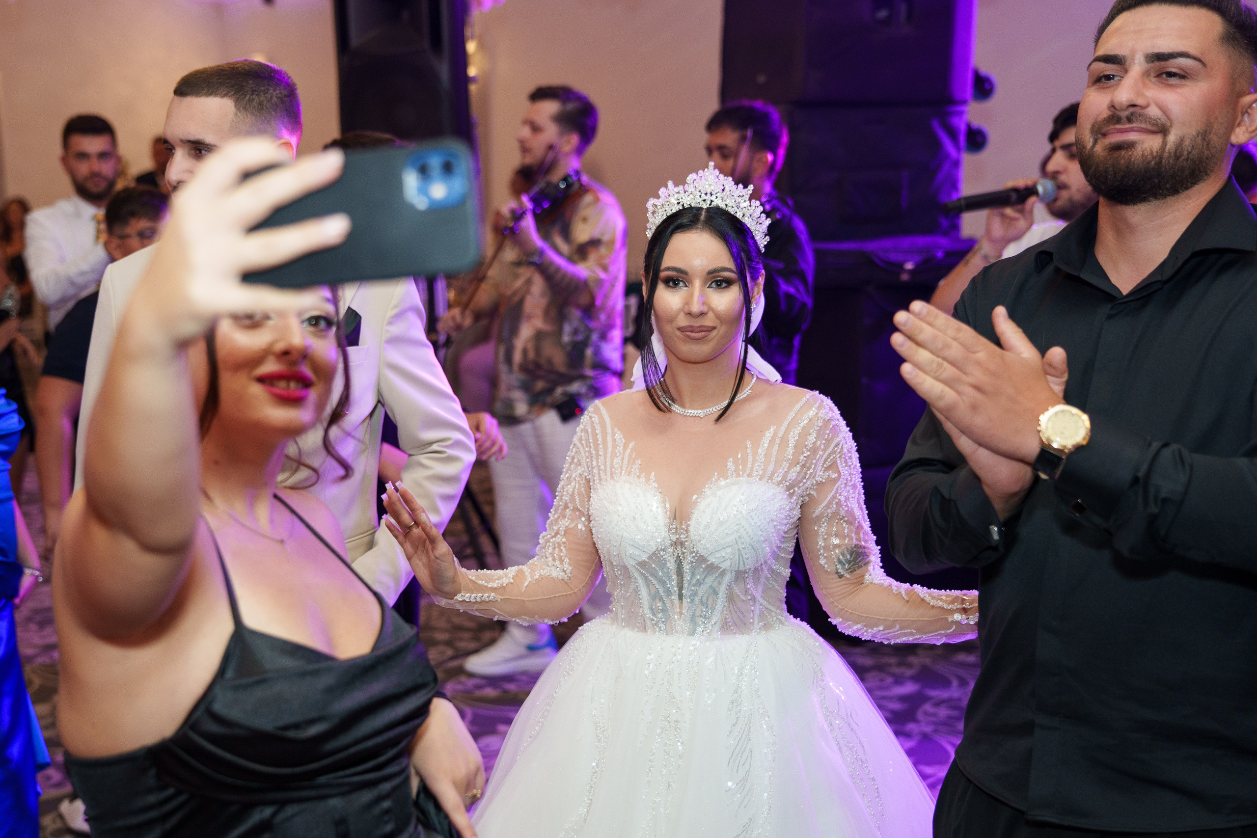 Bella & Adi. Foto Studio — Fotograf de evenimente, nunti, botezuri, portrete