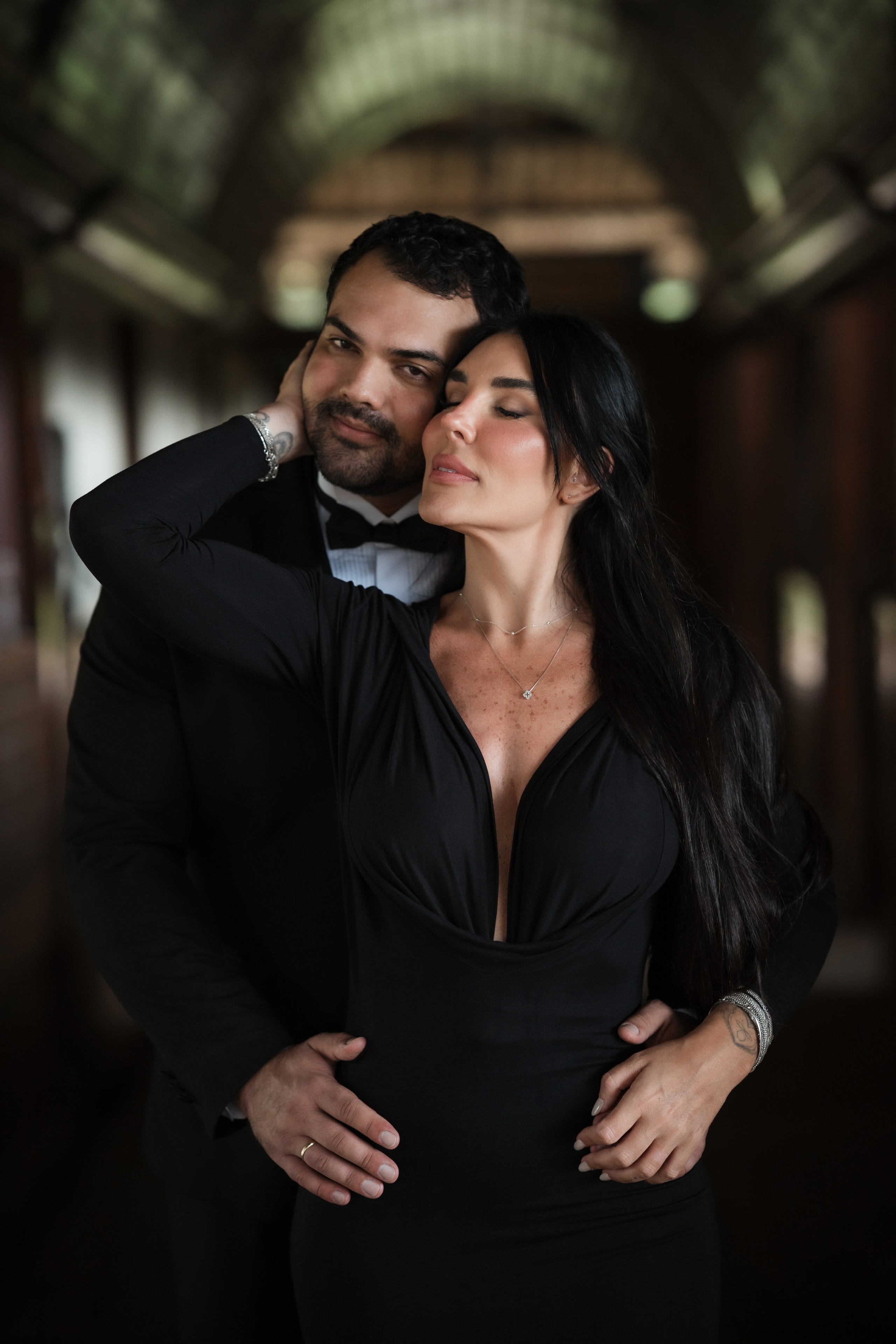 Inspiração para ensaio pré-wedding com cavalo e atmosfera cinematográfica. Sara e Rafael escolheram uma sessão com linguagem editorial, composição minimalista e fotografia autoral em Minas Gerais.