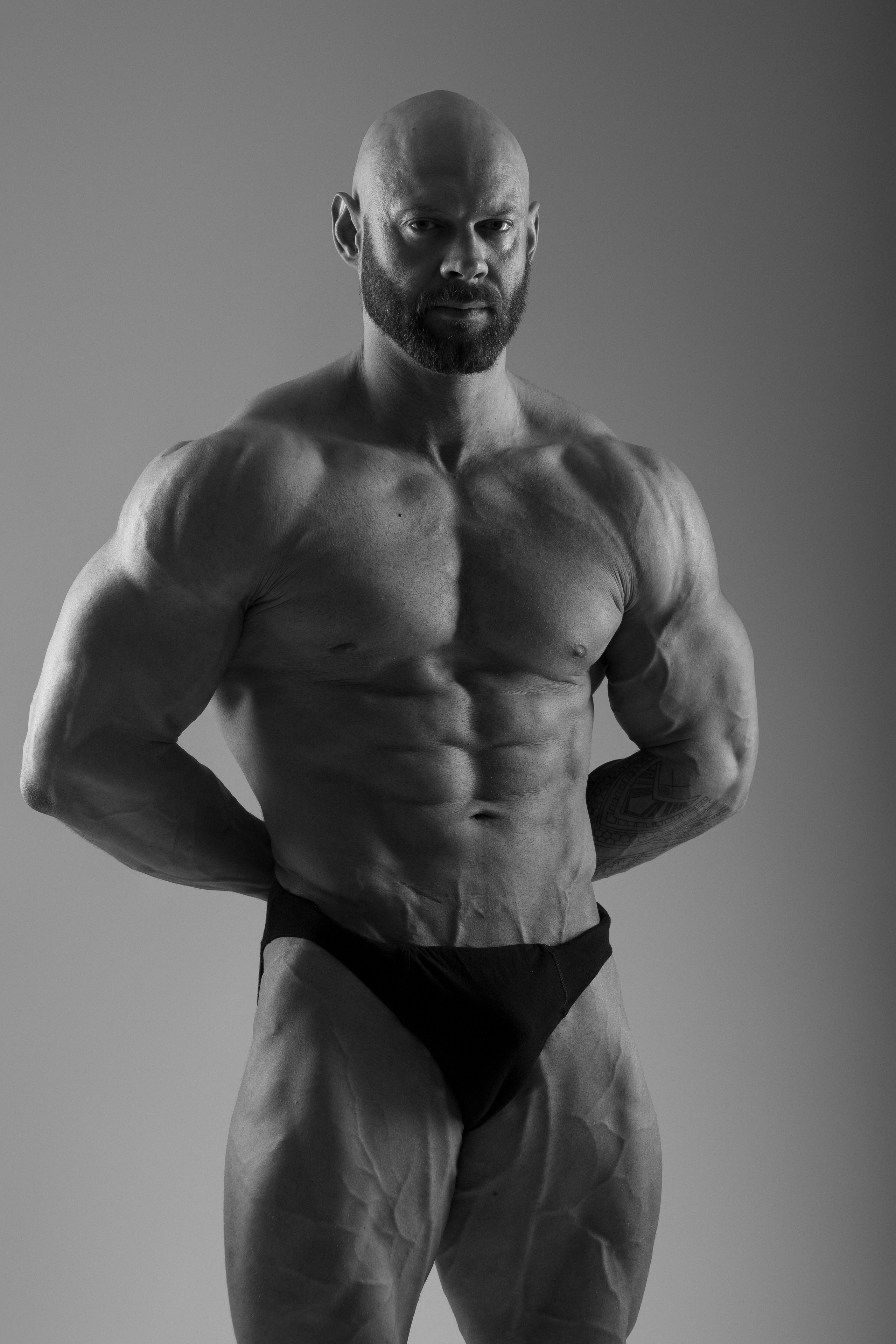 Schwarz-Weiß-Studiofoto eines Bodybuilders – detaillierte Muskeldefinition