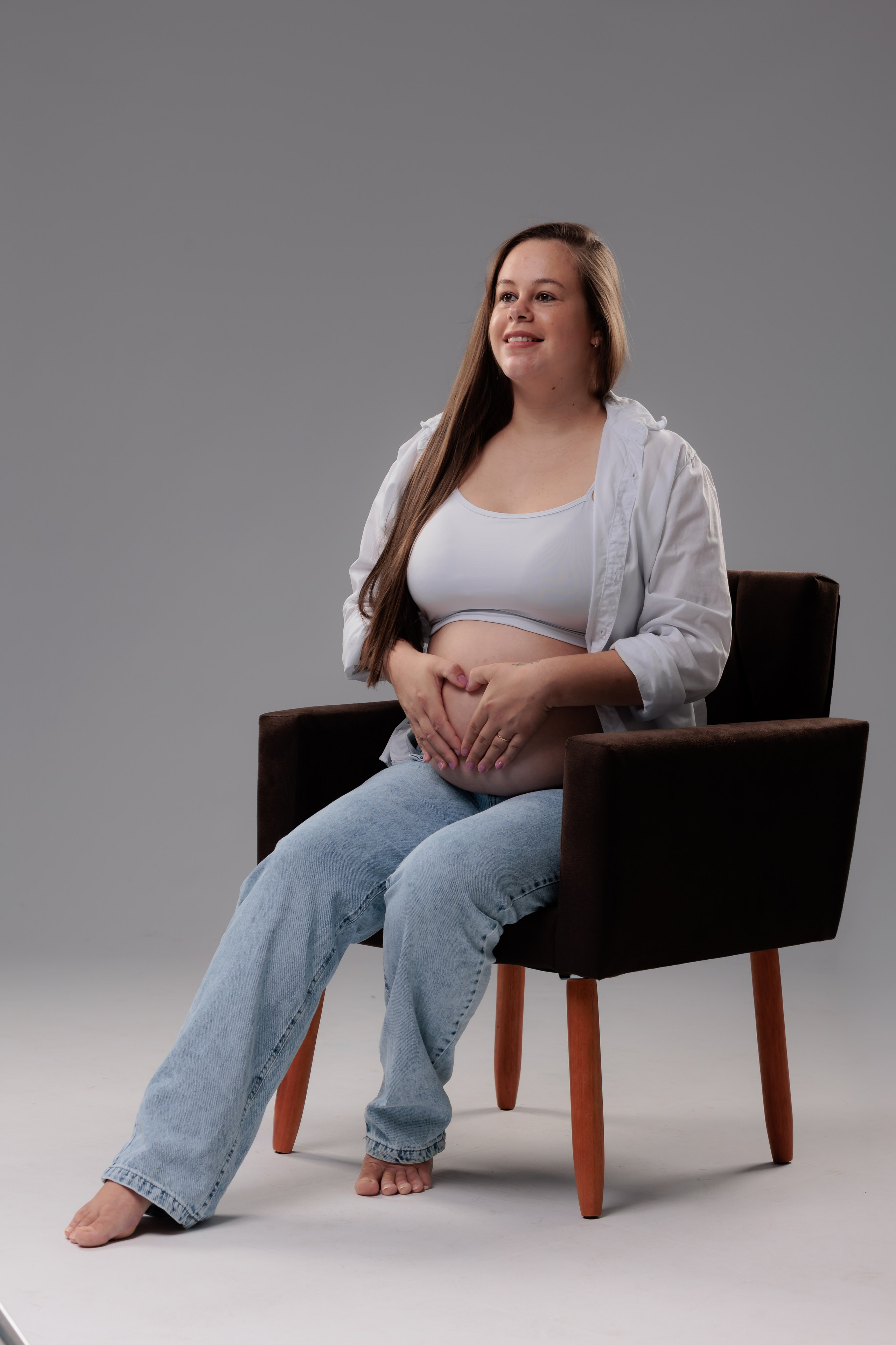 Ensaio gestante feminino em estúdio com fundo neutro em Indaial Timbó e Blumenau