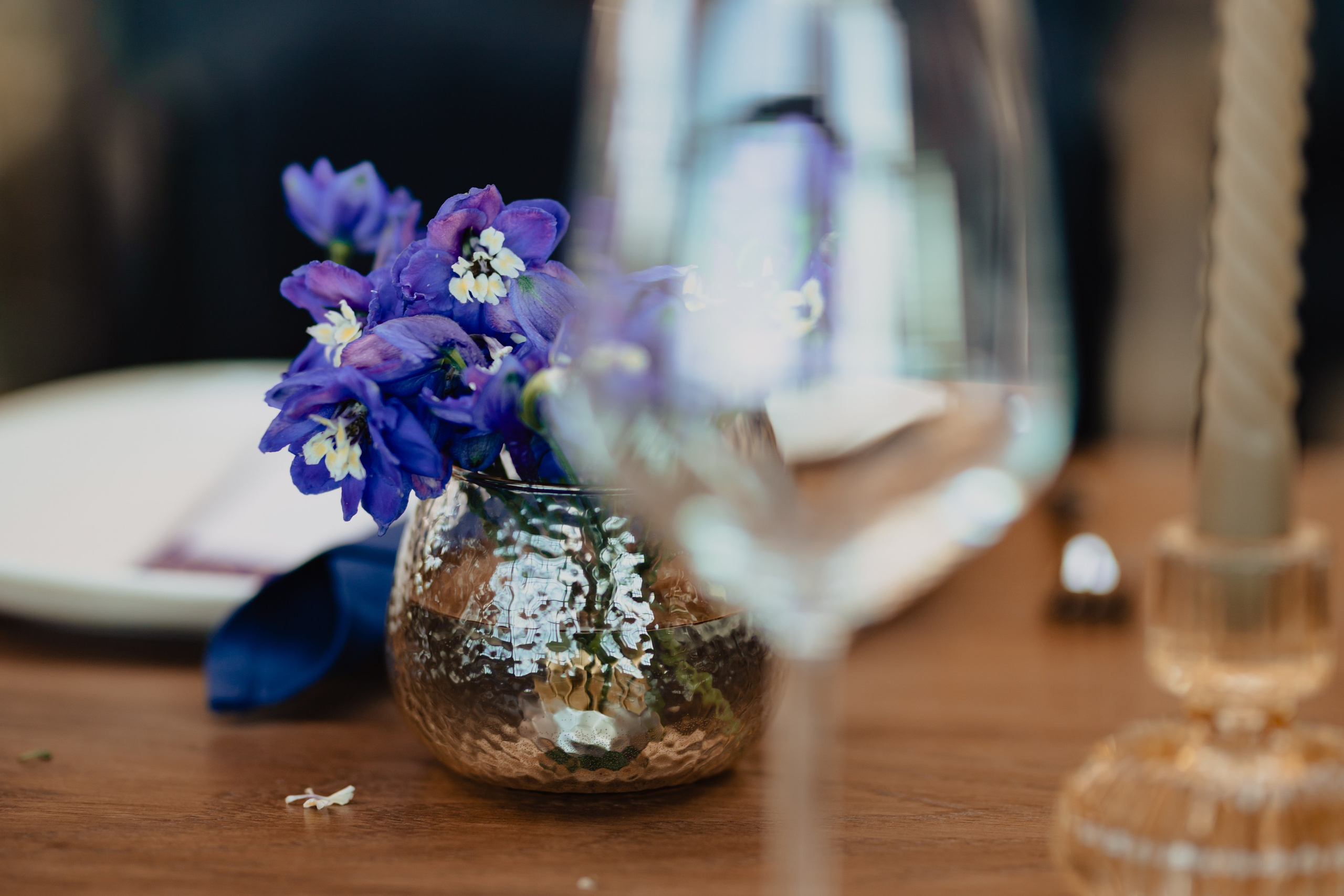 Flowers and stationary for your special day. Fotograf de nunta — documenting your love story with a touch of editorial — wedding photographer