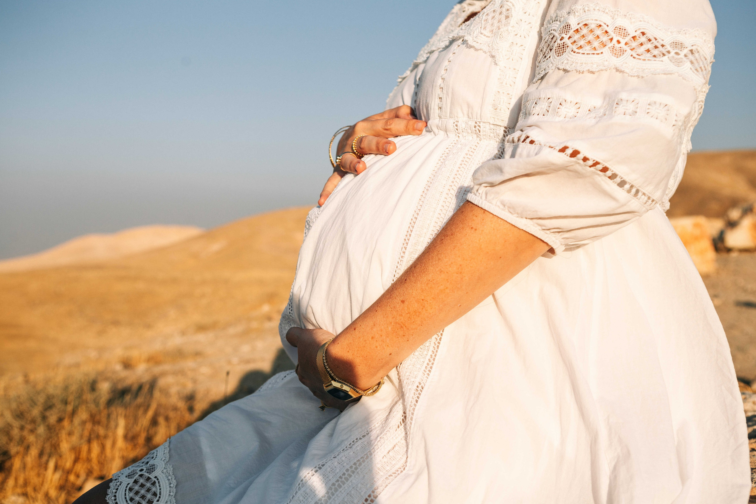 PREGNANT PHOTOSESSION IN THE DESERT. PHOTOGRAPHER IN ISRAEL