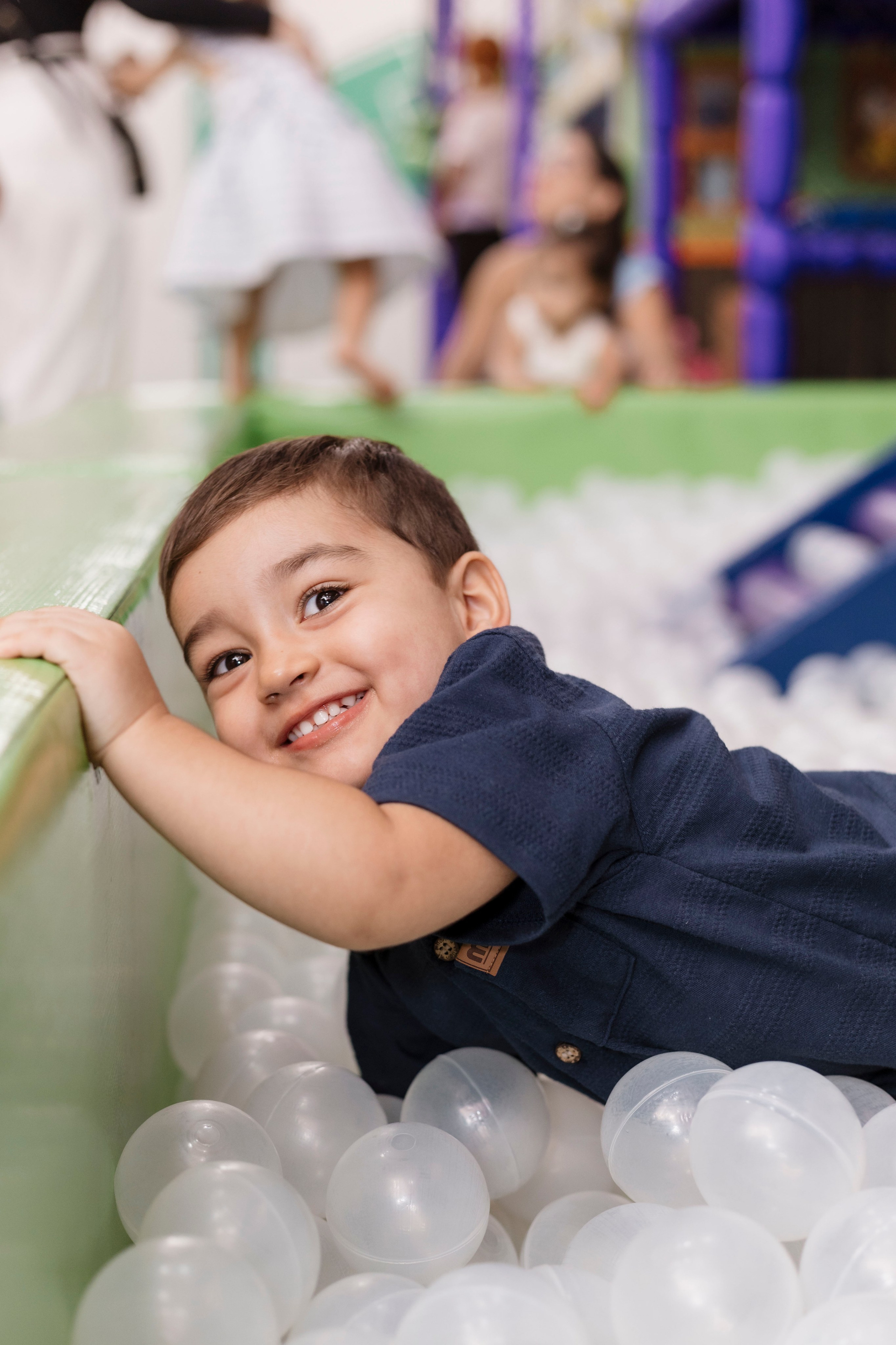 Joaquim sorrindo enquanto participa das brincadeiras da festa