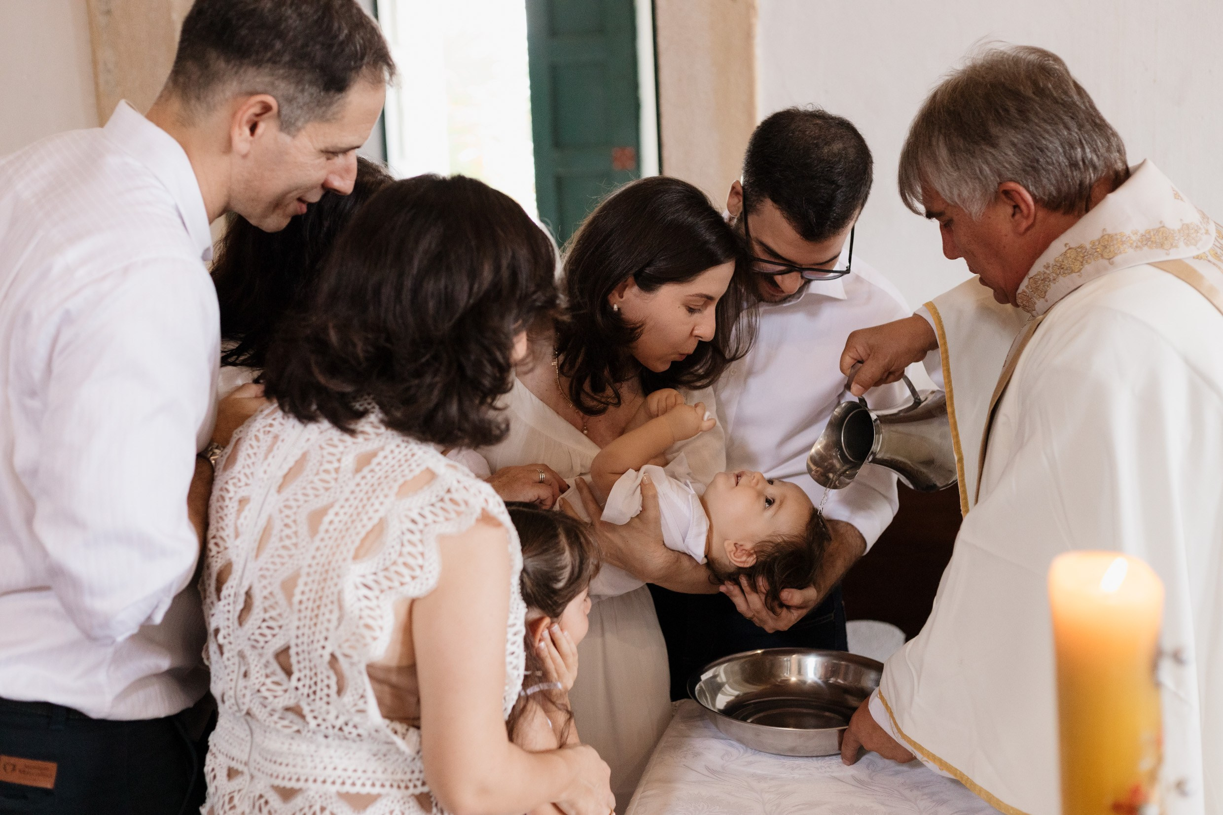 Fotografia de batizado com registro sensível da cerimônia na igreja