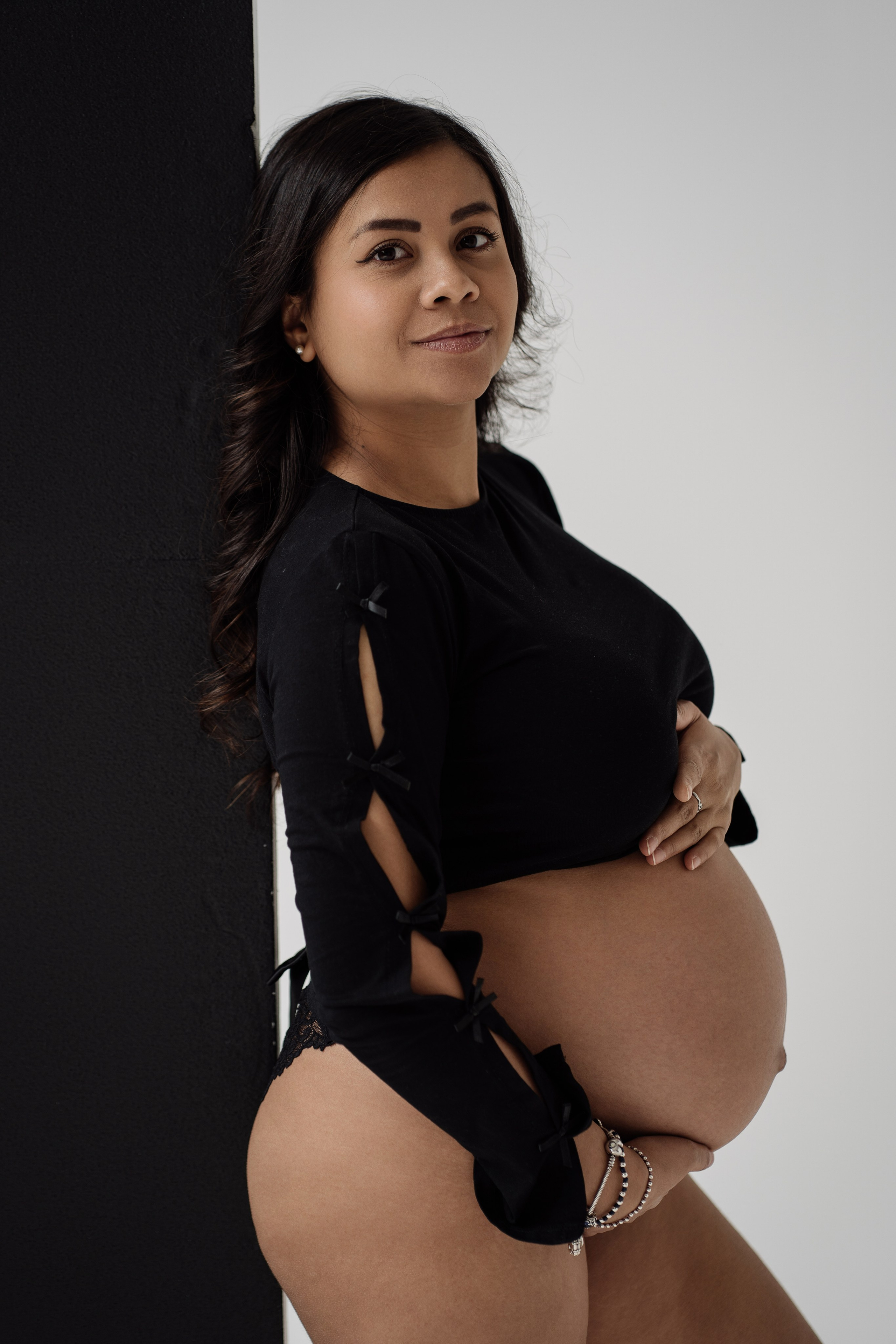 Maternity in studio. Fotografa di matrimoni e di famiglia in Italia