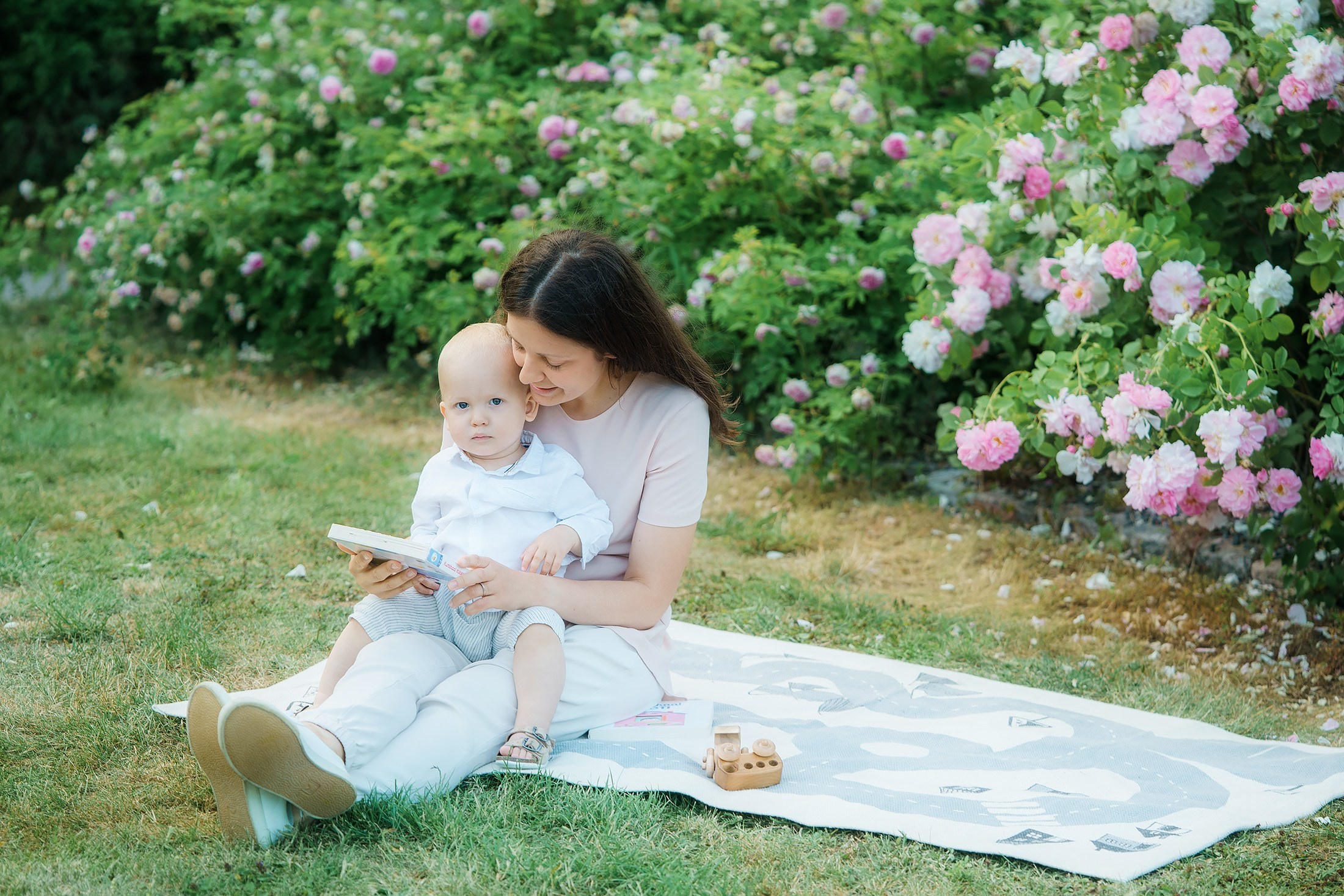 Äiti-lapsikuvaus Helsingin ruusutarhassa