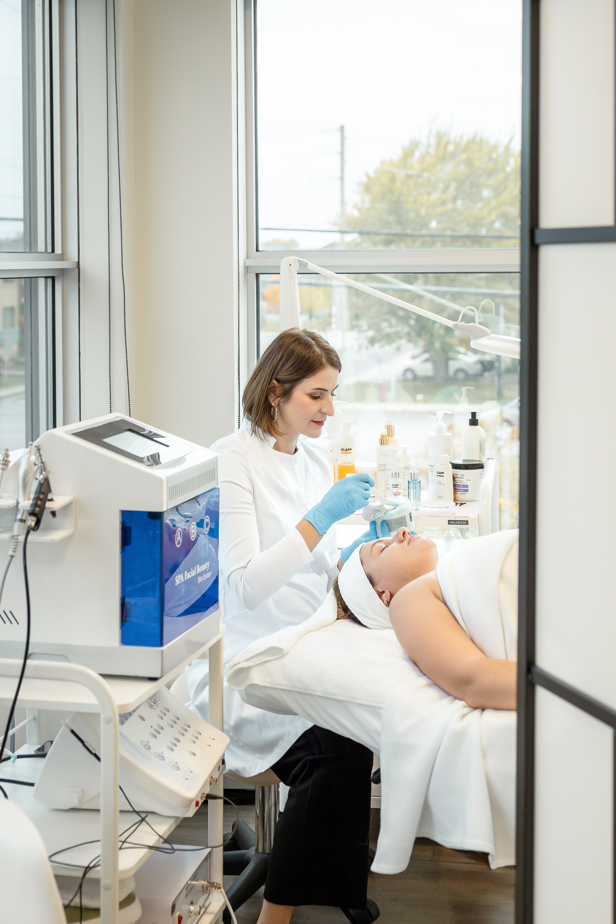 Violeta Sili, Esthéticienne/Beautician