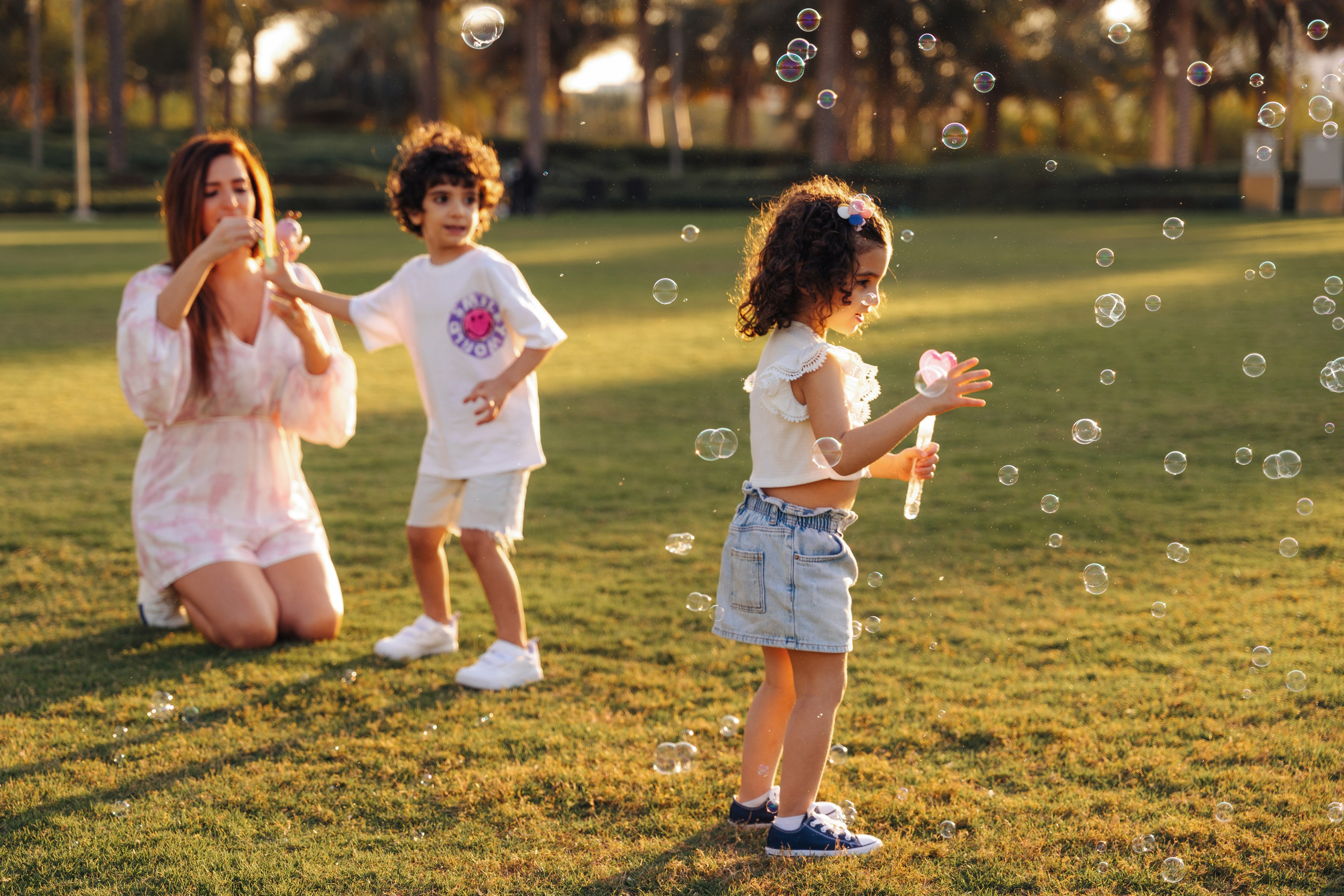 Family fun and play in the park. Angela Iakovleva — Family Photographer in Dubai