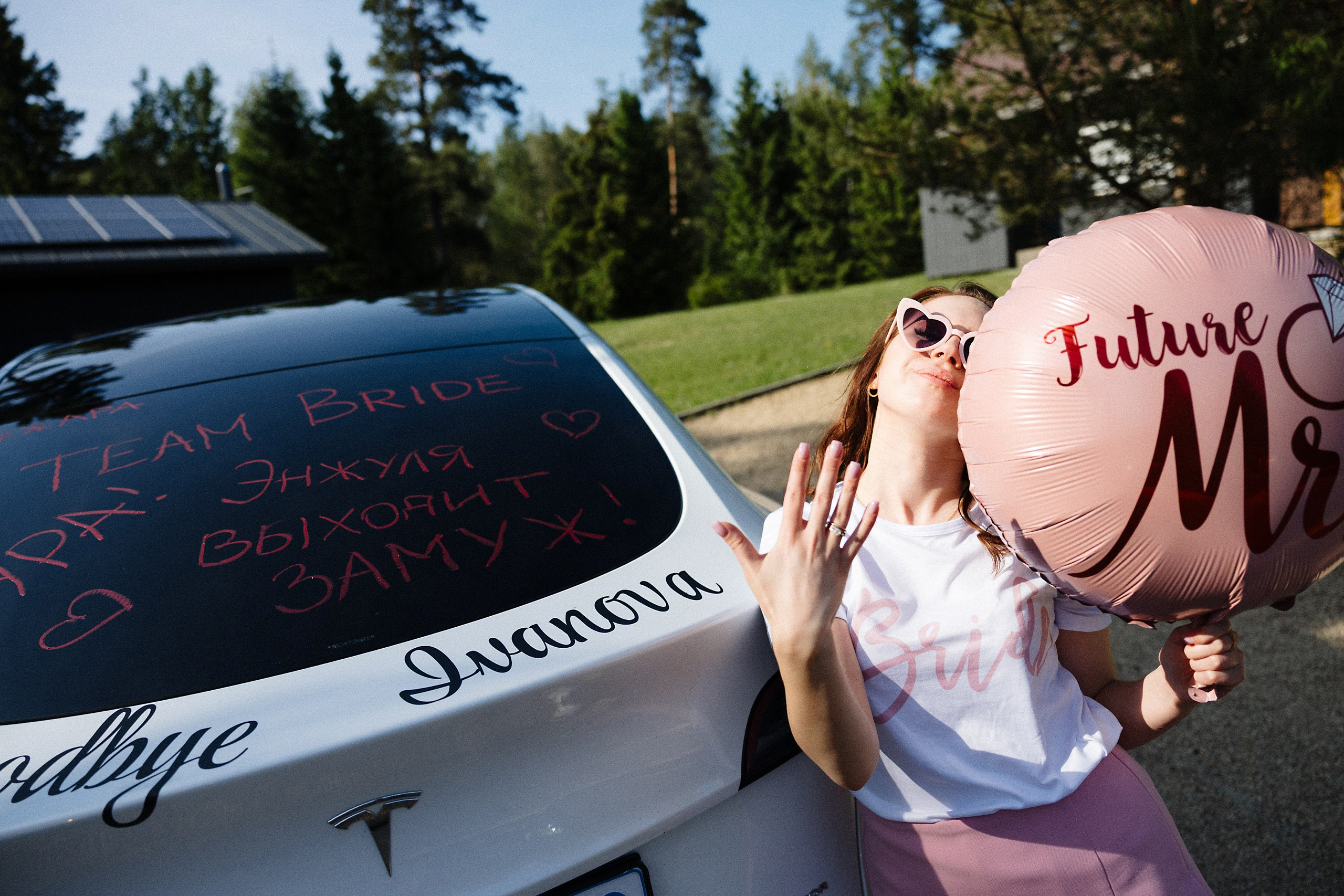 Яркая фотосессия девичника в Риге: розовые наряды и очки в форме сердца. Евгений Тимофеев | Свадебный и контент-фотограф и видеограф в Риге