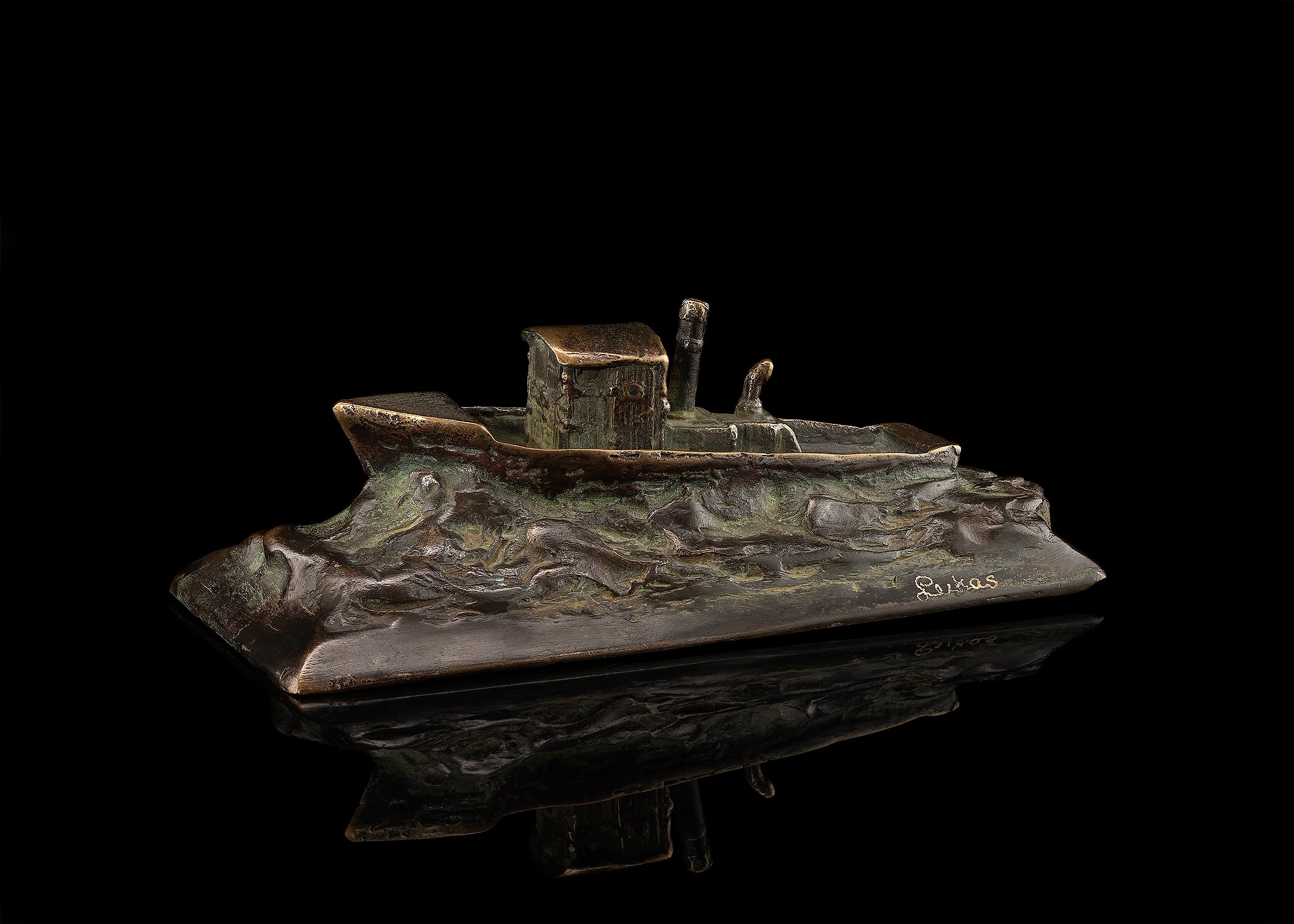 Photographer Roman Djuzev - Copper sculpture by Lukas Teguara in close-up on a dark background.