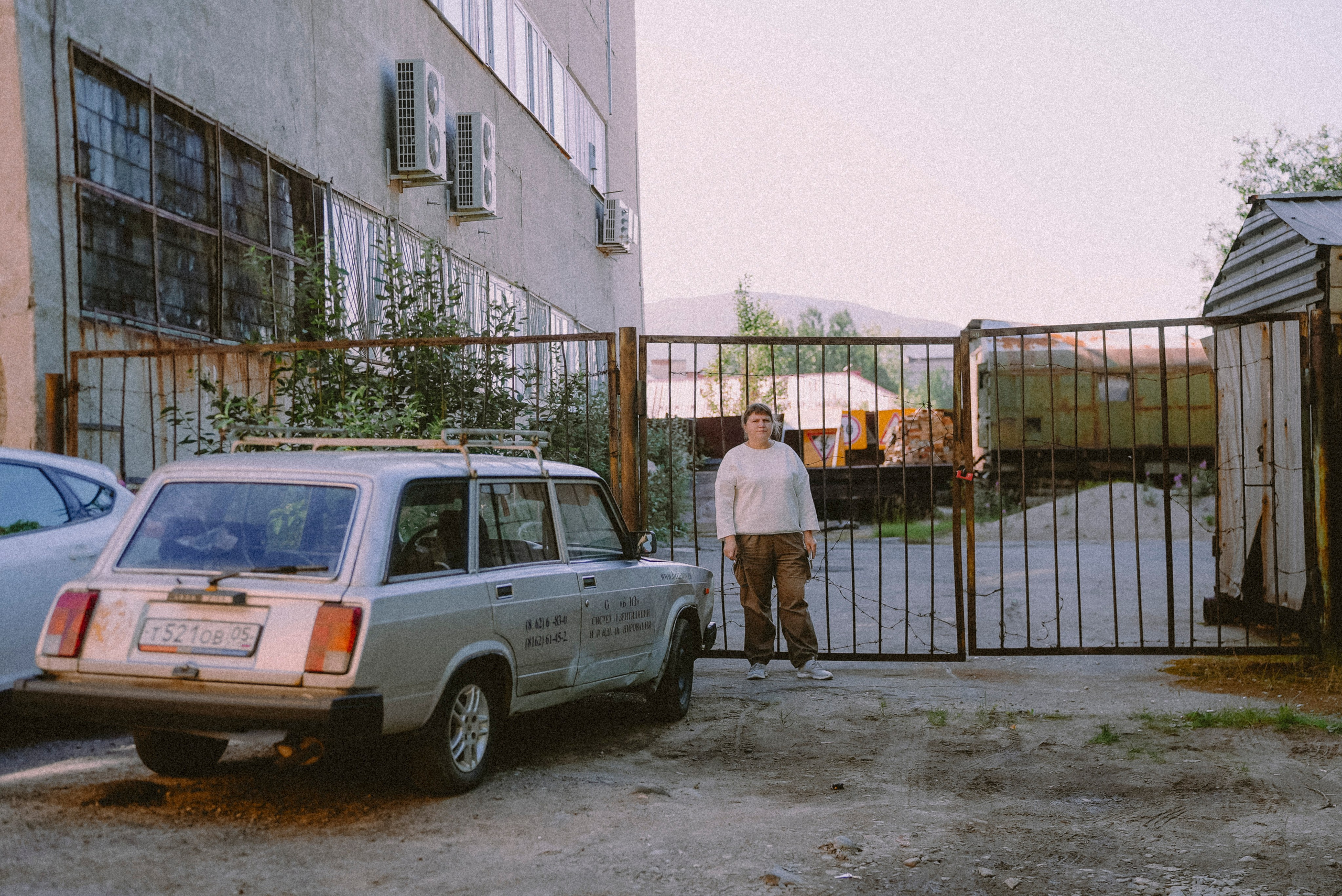 2025. Стрит-фотография, полная абсурда, идиотизма и красоты