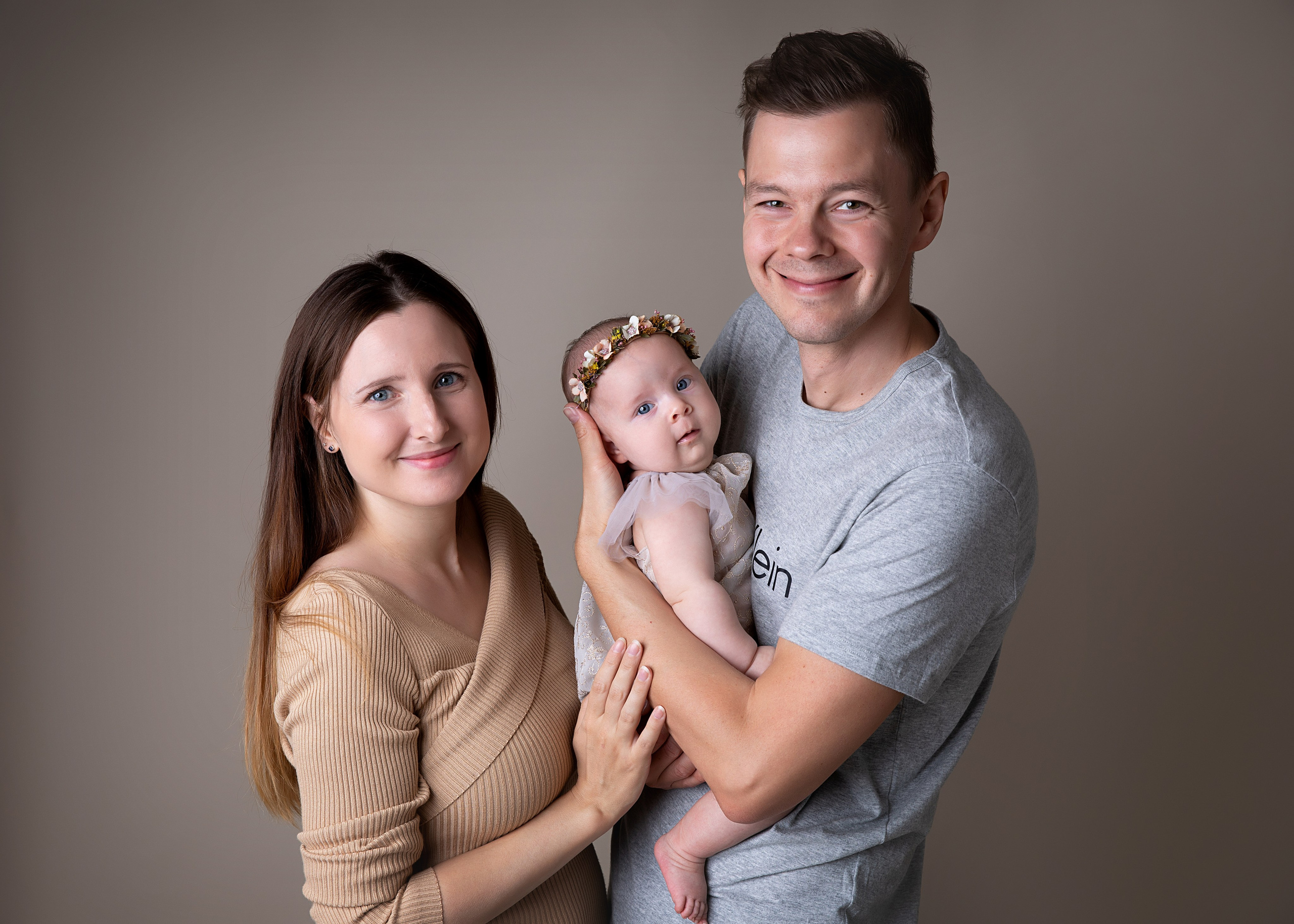 Vår fotostudio är perfekt för att dokumentera familjens glädje, med skratt och leenden från både barn och vuxna.