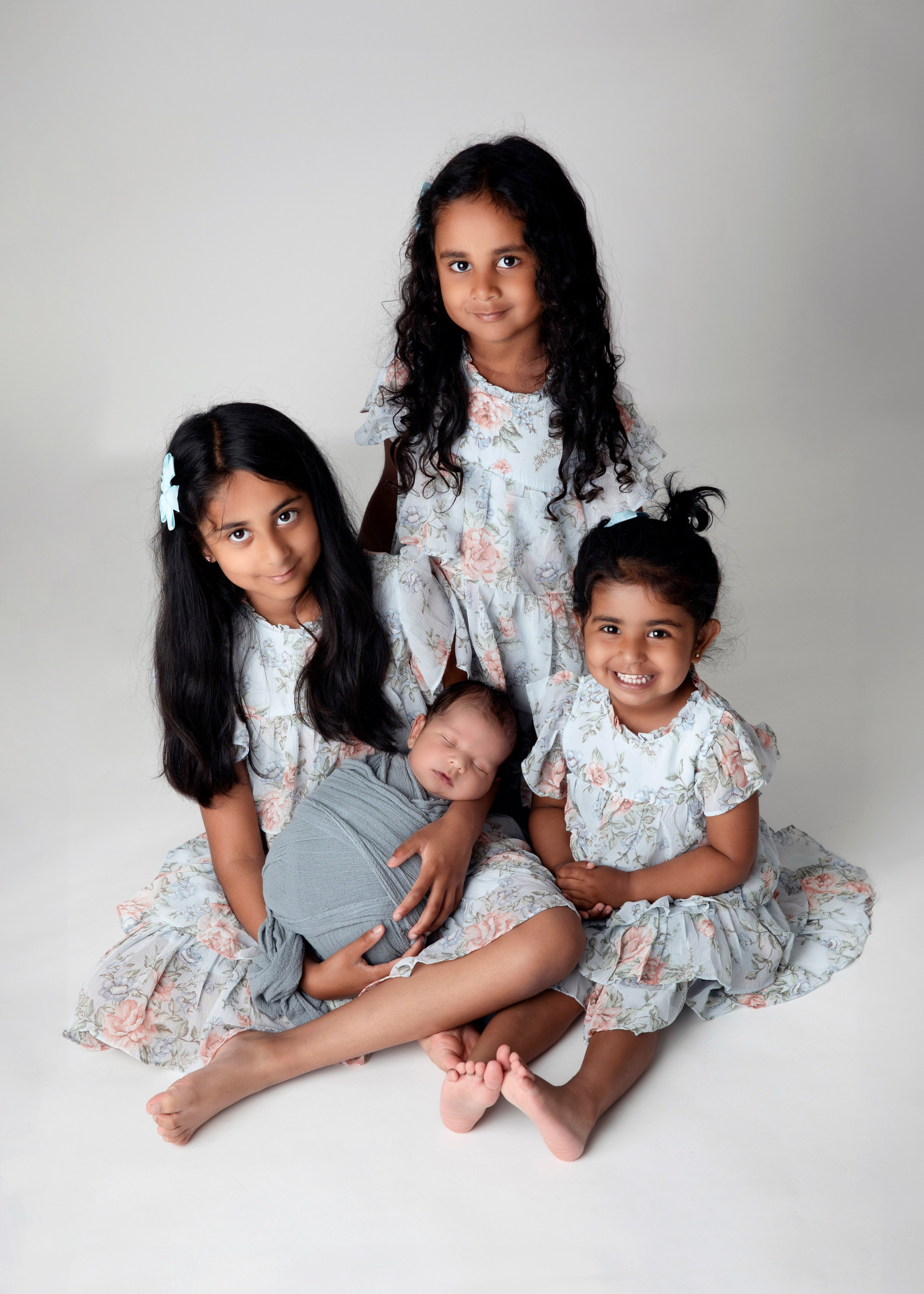 Familjen samlad med sitt nyfödda barn, ett fotografi från fotosessionen som för alltid bevarar kärleken