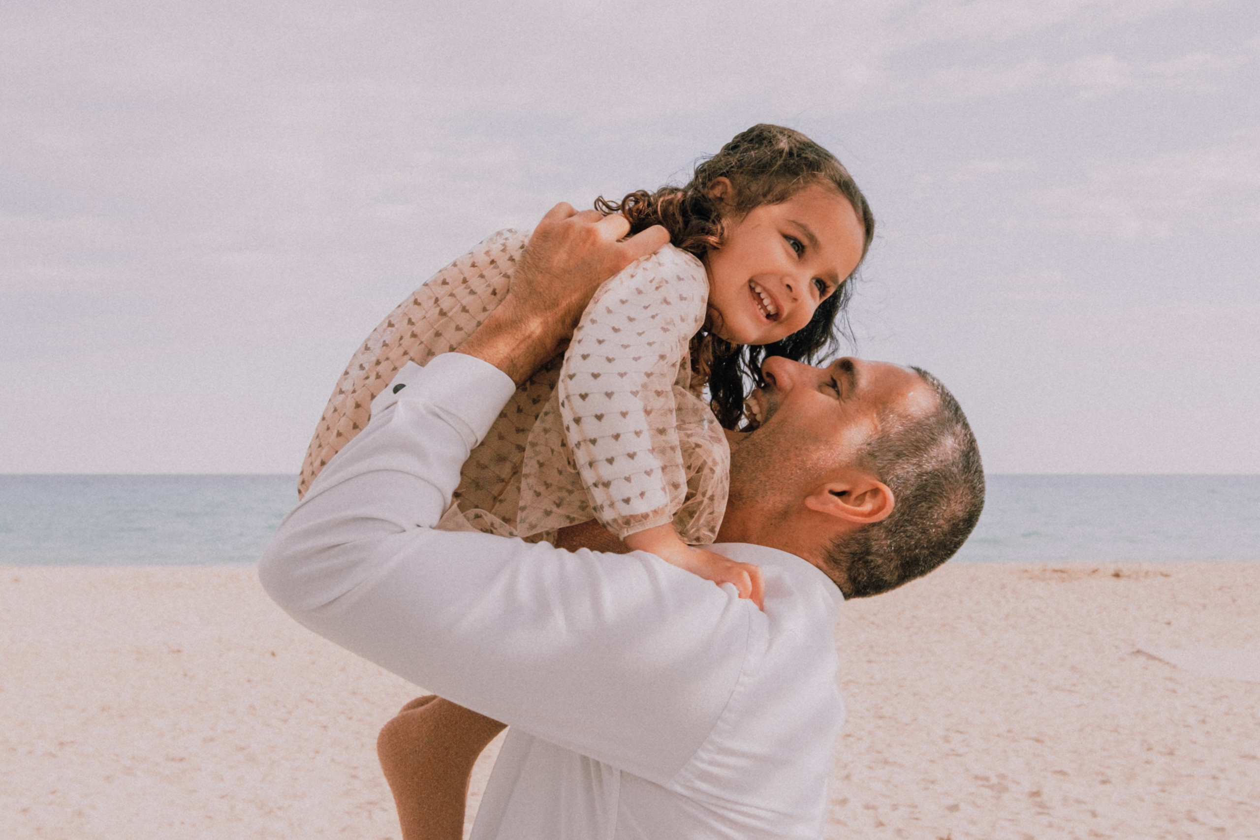 Sesión familiar en la playa. Fotografía profesional en Calafell - Elena Medvedeva