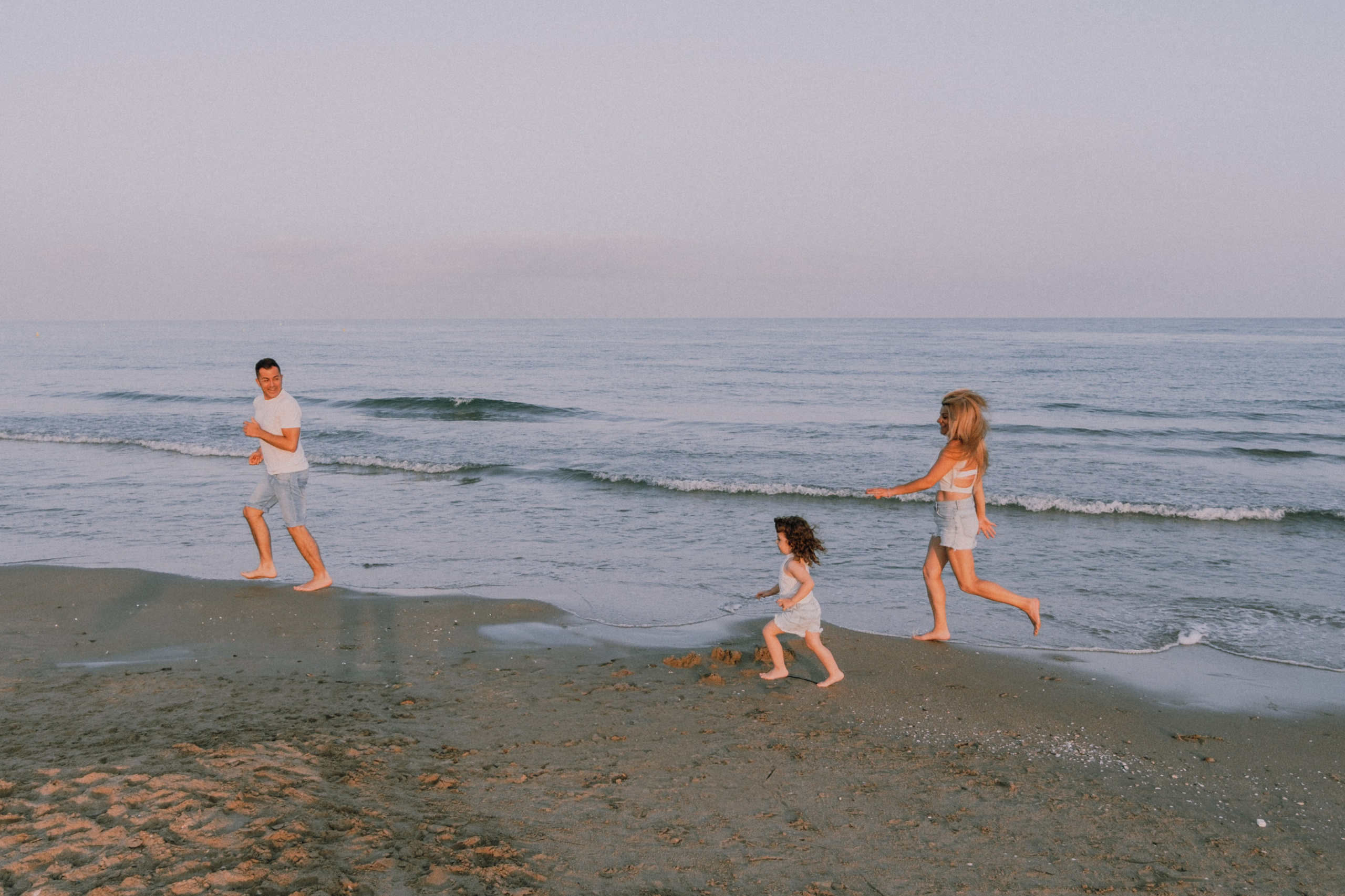 Sesión familiar en la playa. Fotografía profesional en Calafell - Elena Medvedeva