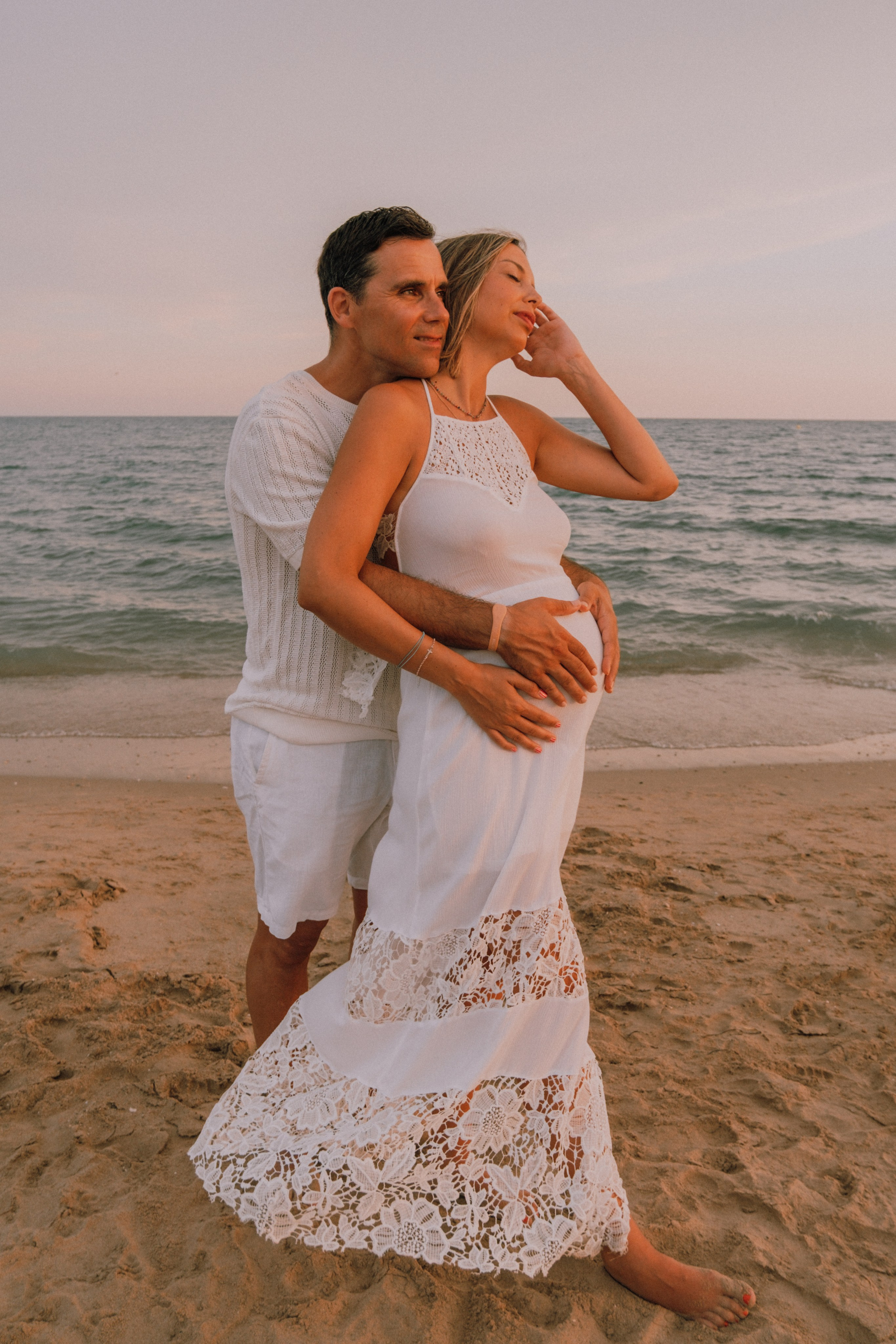 Sesión embarazo en la playa. Fotografía profesional en Calafell - Elena Medvedeva