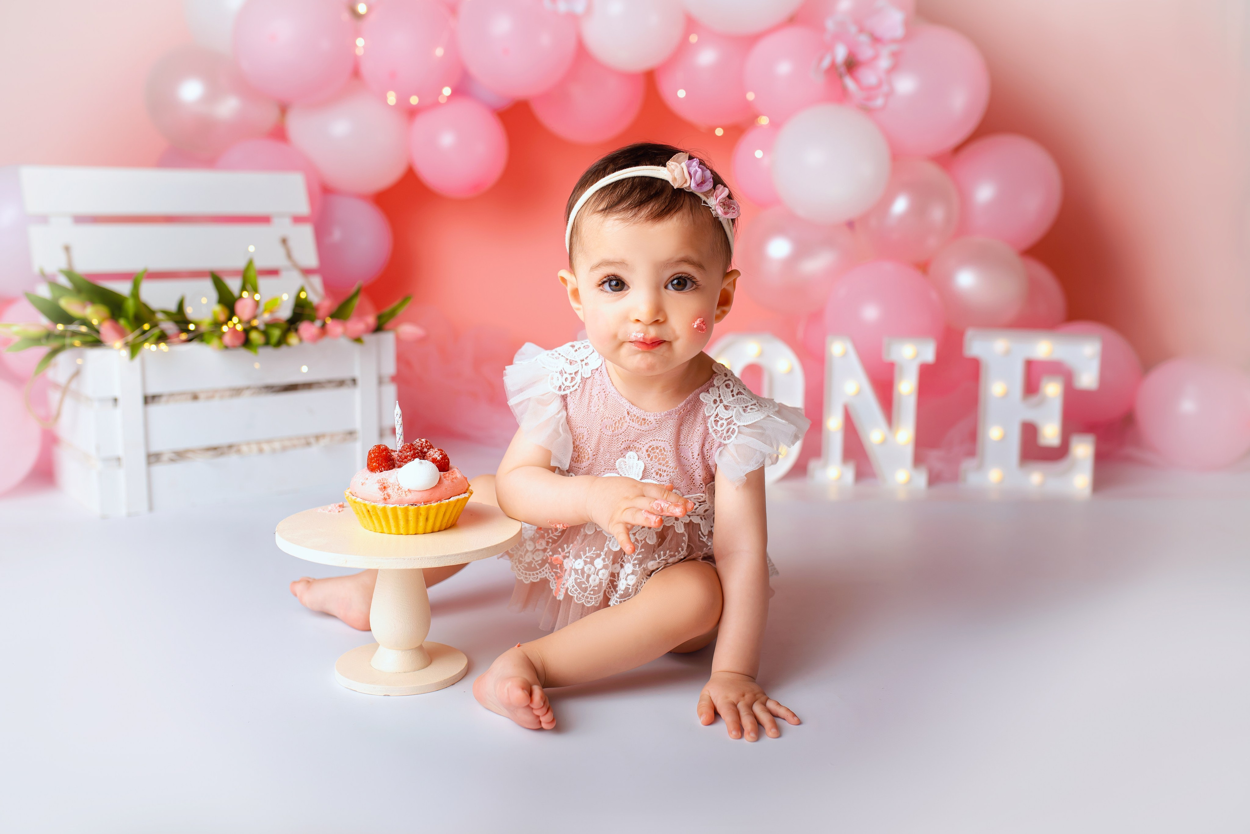 Cake smash photoshoot for One Year. Newborn photographer and Photography Educator in Prague Yana Stelmakh