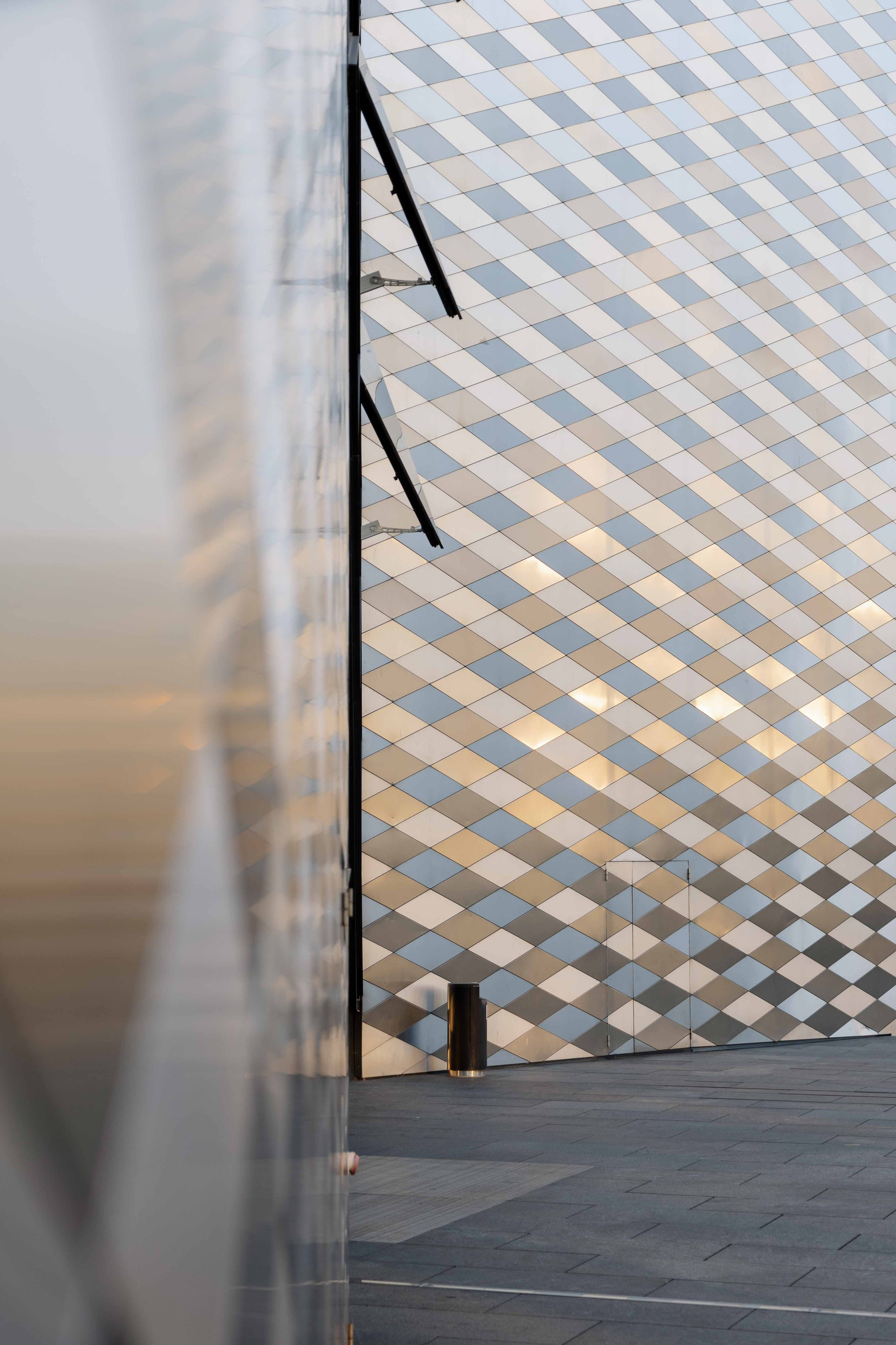 Modernios lokacijos fotosesijai Vilniuje. Framed by Evelina | Vestuvių fotografė