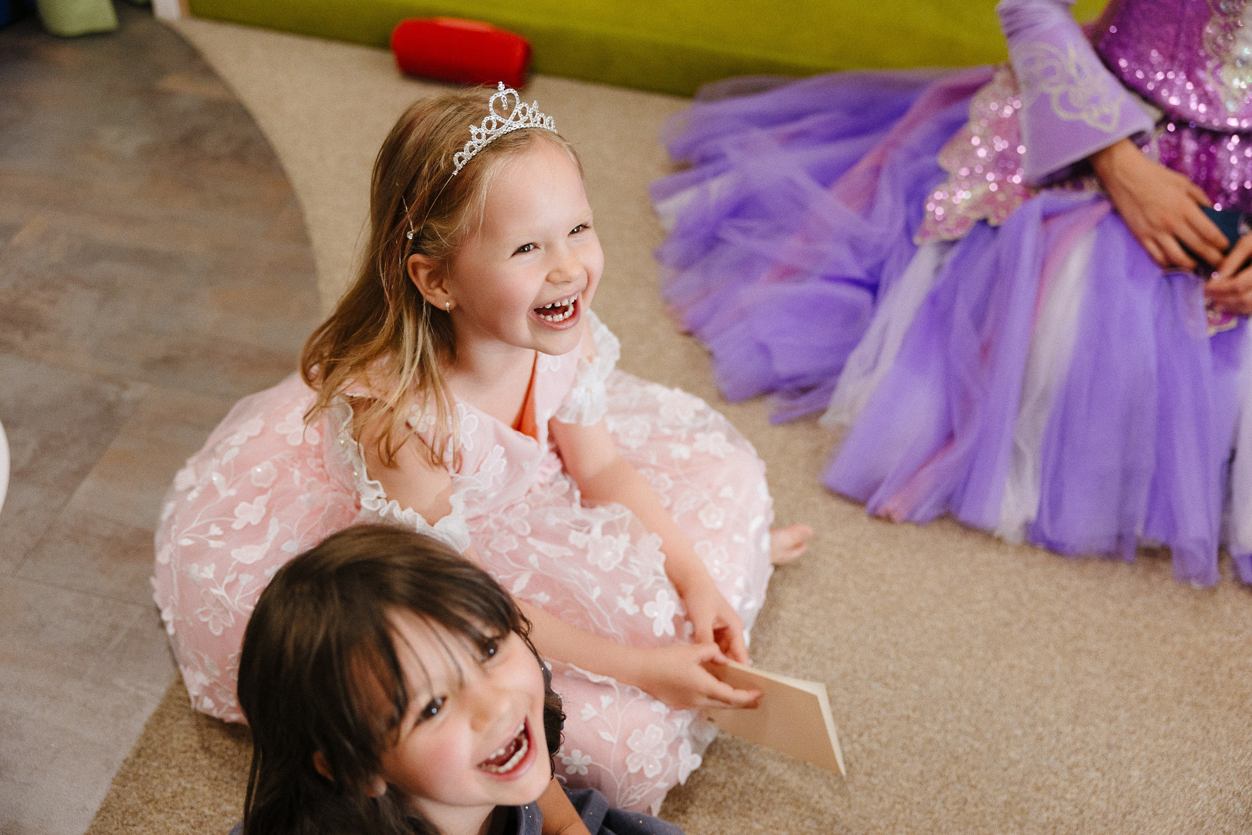 Фотосъёмка детского дня рождения 6 лет — Беззубик, Единорог и волшебная комната с Лабубу. Евгений Тимофеев | Свадебный и контент-фотограф и видеограф в Риге