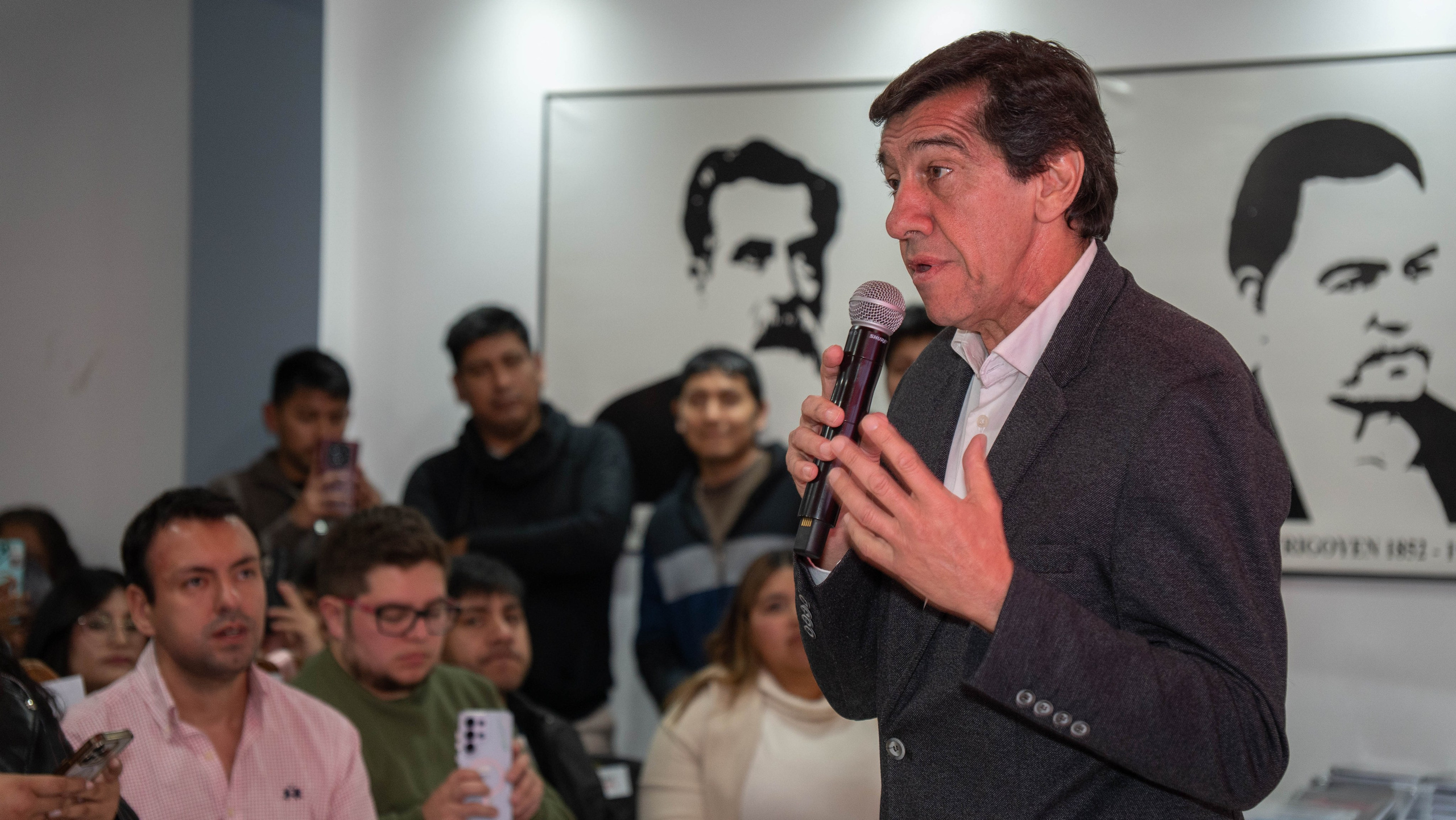 Asunción de autoridades de la Juventud Radical. Cuarta Pared